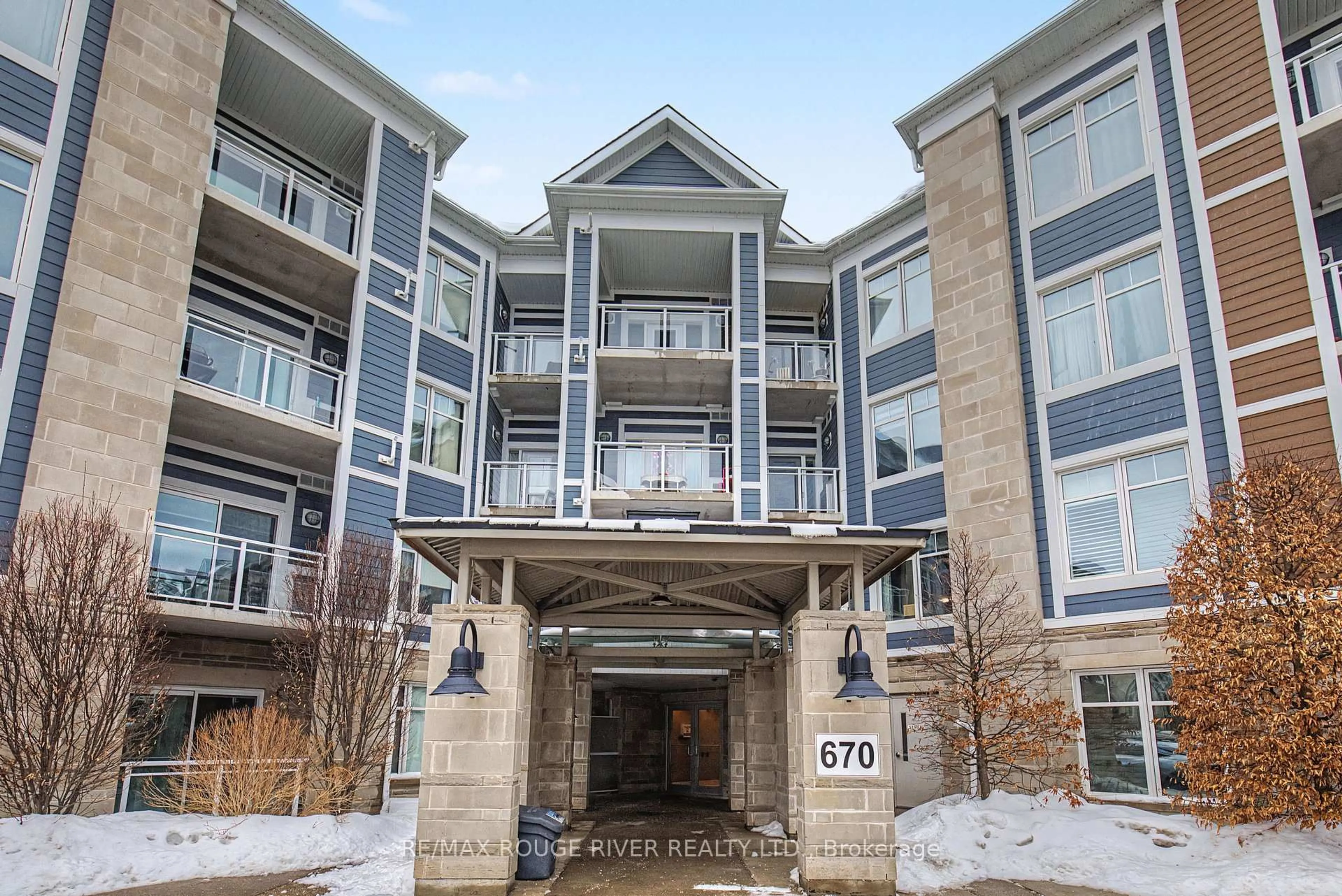 Indoor foyer for 670 Gordon St #111, Whitby Ontario L1N 0K9