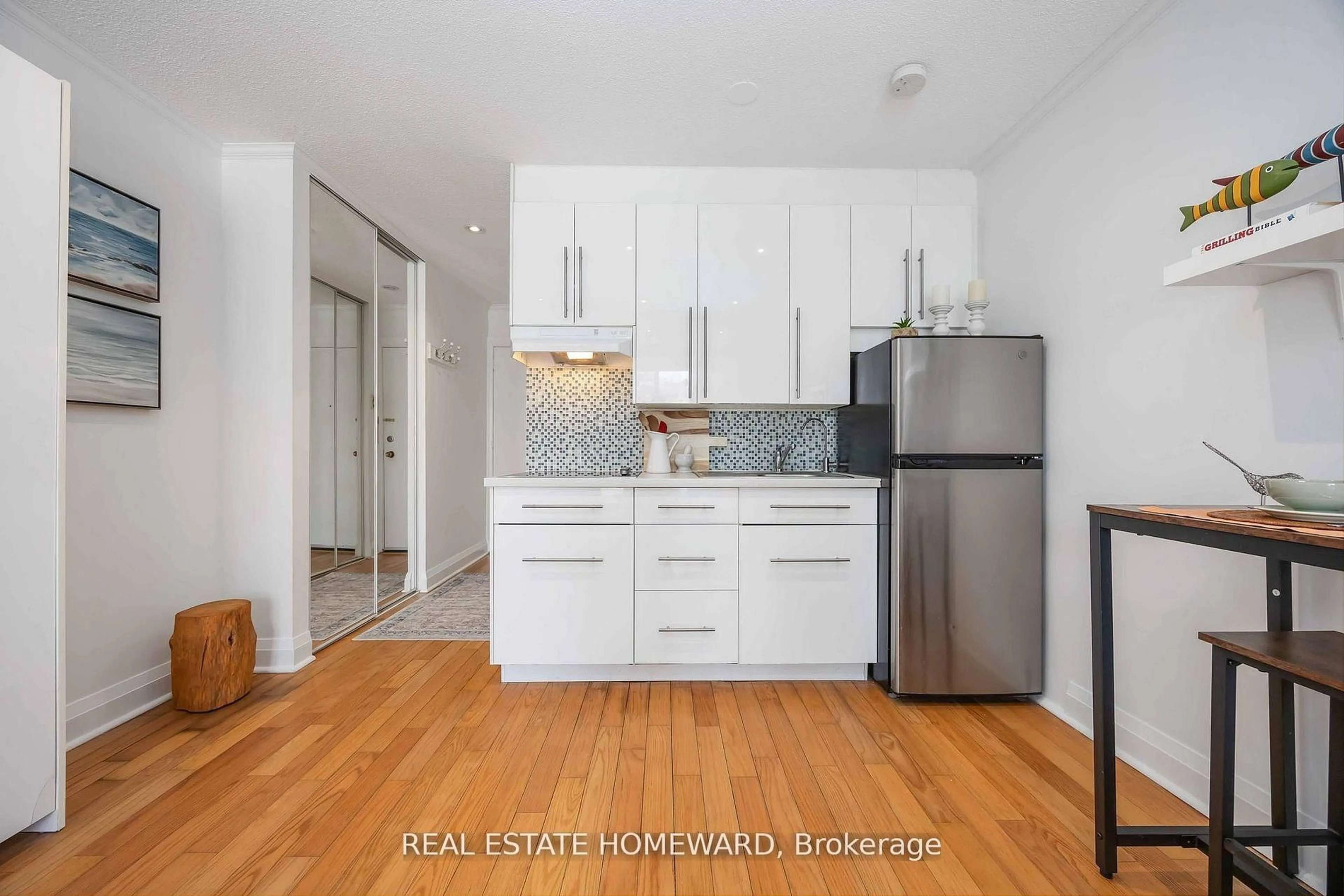 Standard kitchen, wood/laminate floor for 123 Woodbine Ave #207, Toronto Ontario M4L 3V8