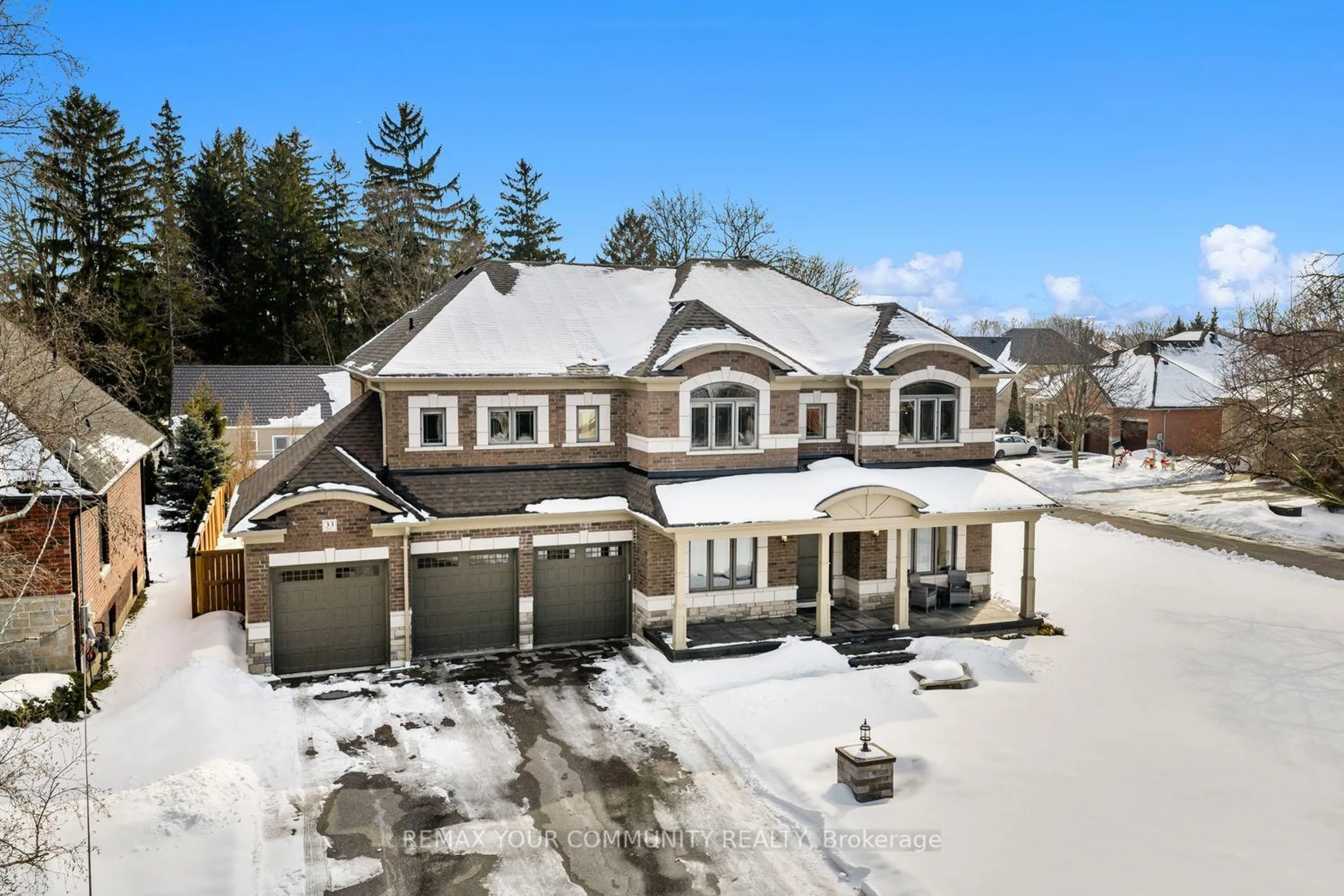 A pic from outside/outdoor area/front of a property/back of a property/a pic from drone, street for 33 North St, Whitby Ontario L1M 1C2