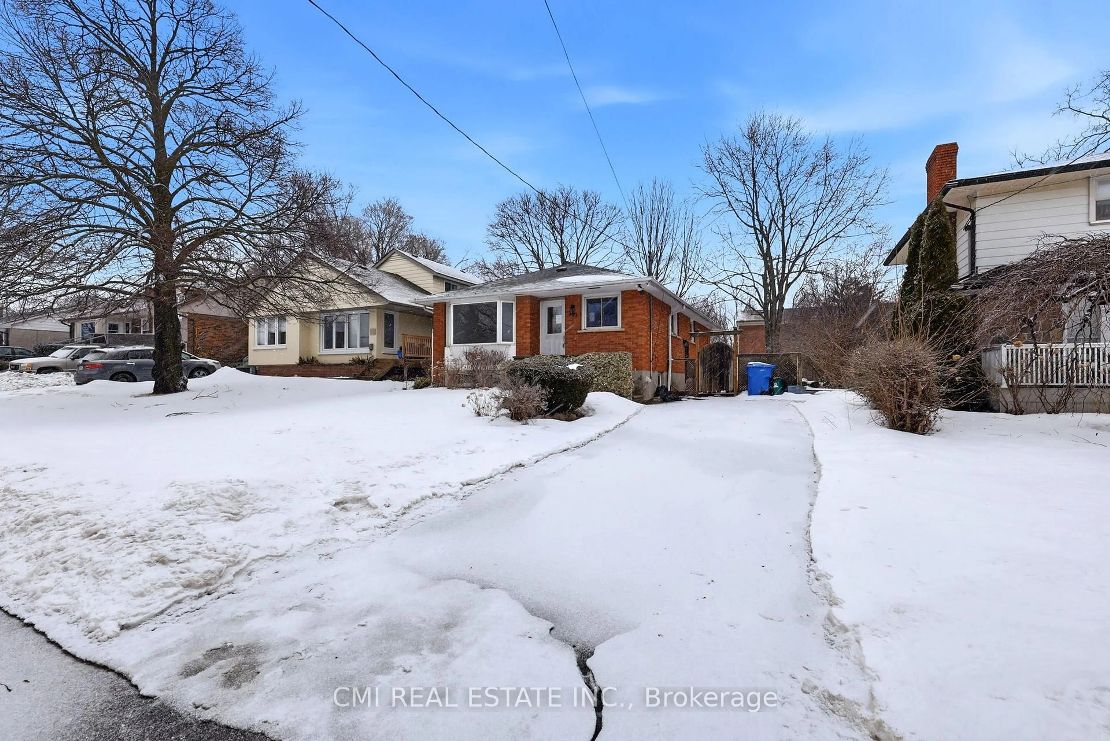 A pic from outside/outdoor area/front of a property/back of a property/a pic from drone, street for 913 King St, Whitby Ontario L1N 5A6