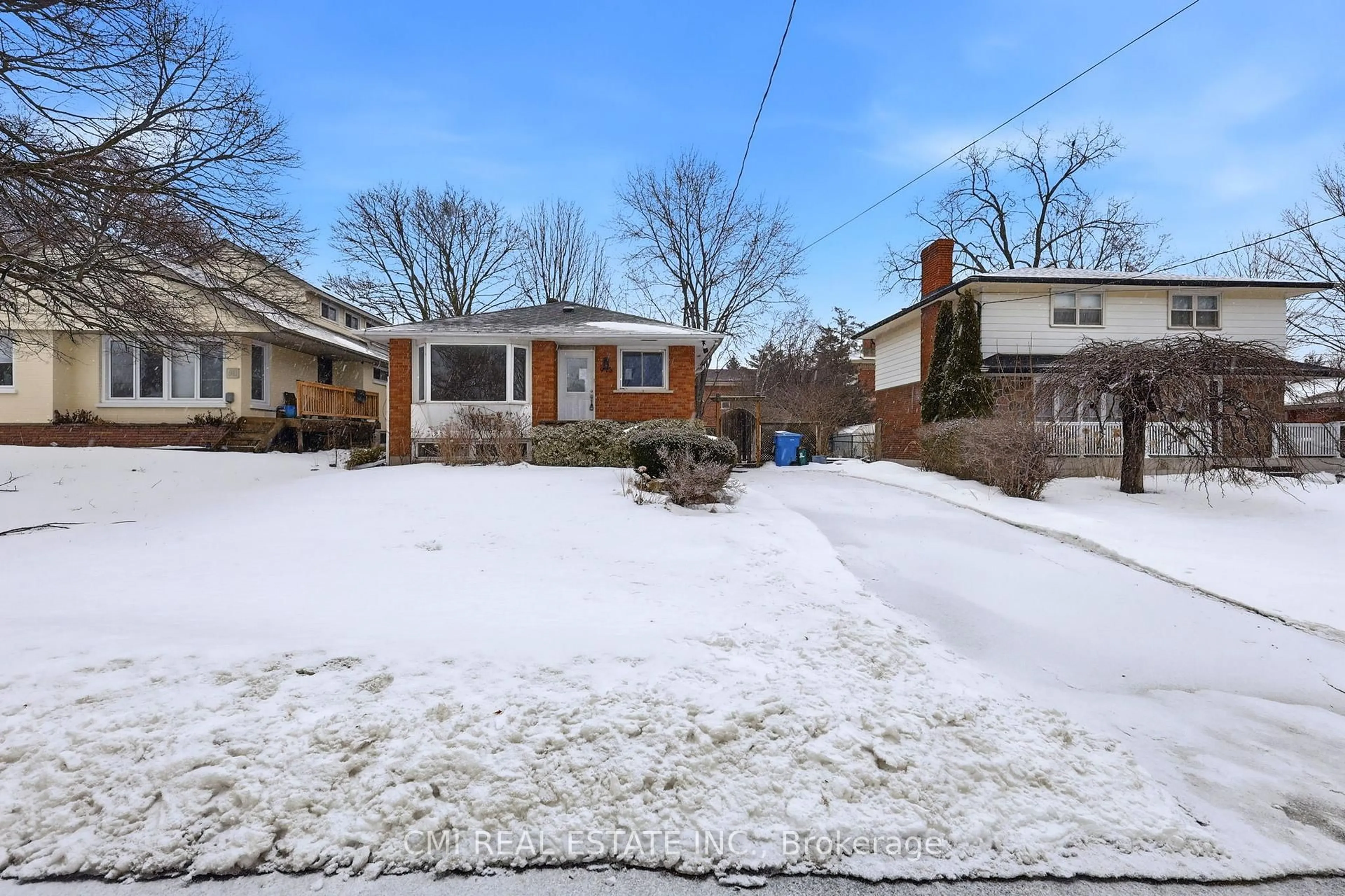 A pic from outside/outdoor area/front of a property/back of a property/a pic from drone, street for 913 King St, Whitby Ontario L1N 5A6
