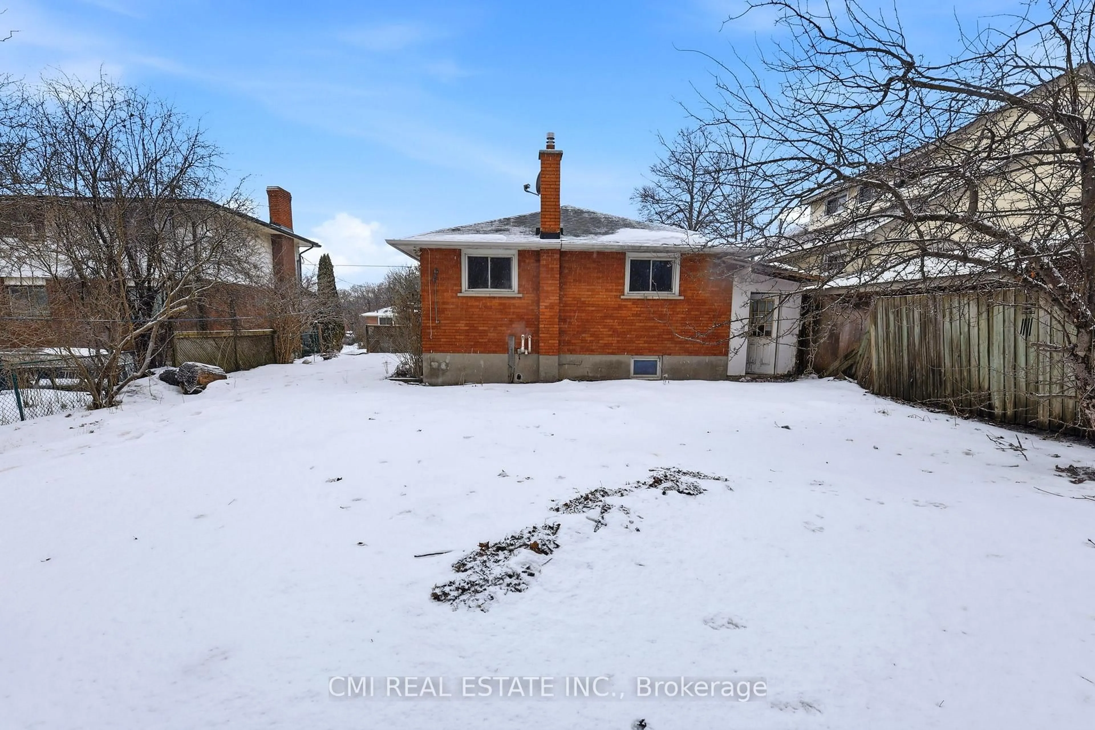 A pic from outside/outdoor area/front of a property/back of a property/a pic from drone, street for 913 King St, Whitby Ontario L1N 5A6