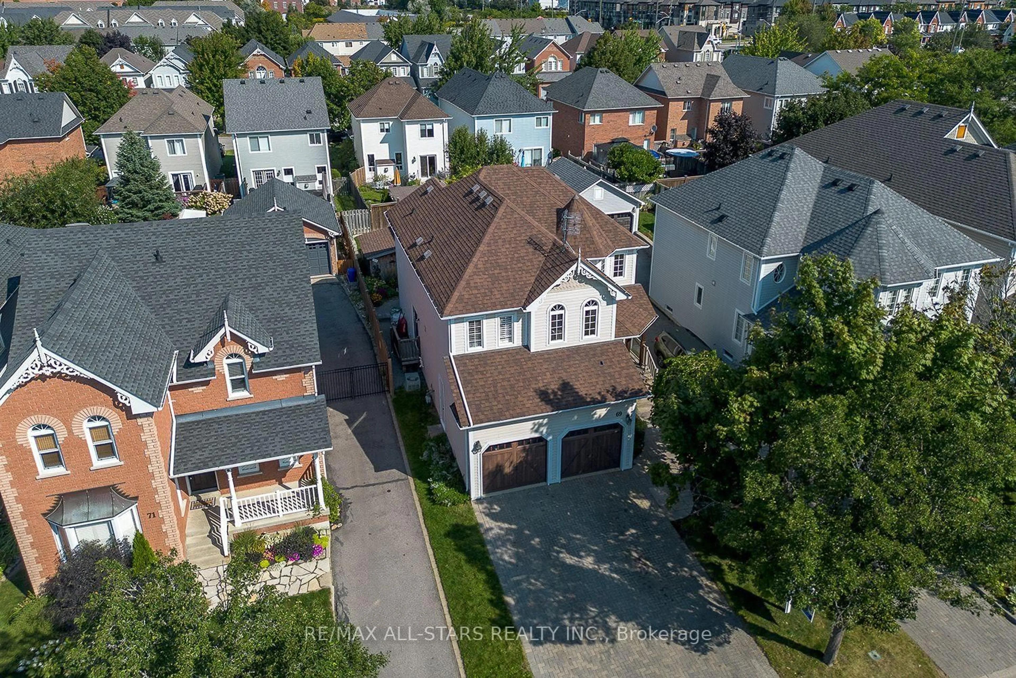 A pic from outside/outdoor area/front of a property/back of a property/a pic from drone, street for 69 Matthewson Pl, Whitby Ontario L1M 1H4
