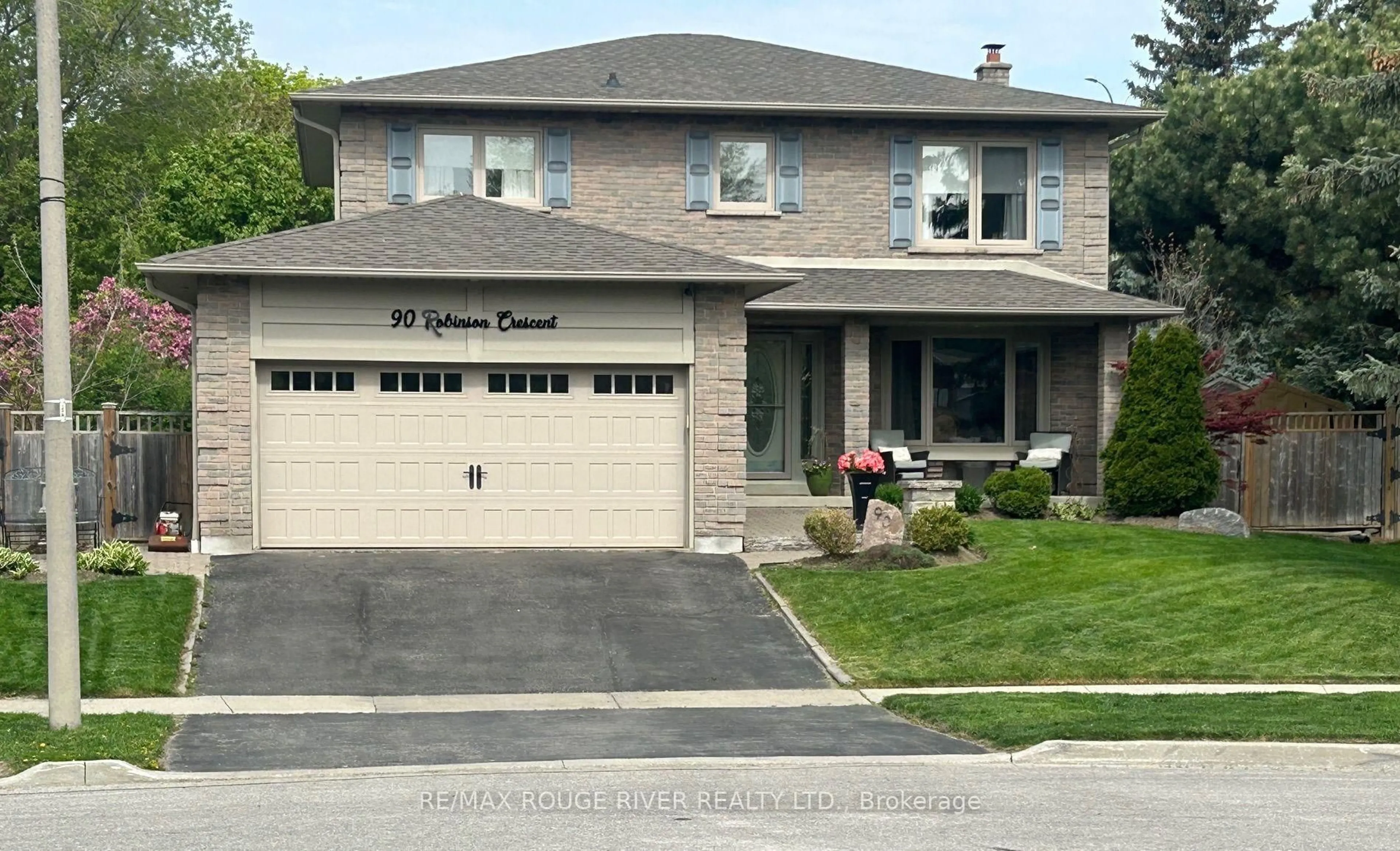 Home with brick exterior material, street for 90 Robinson Cres, Whitby Ontario L1N 6W5