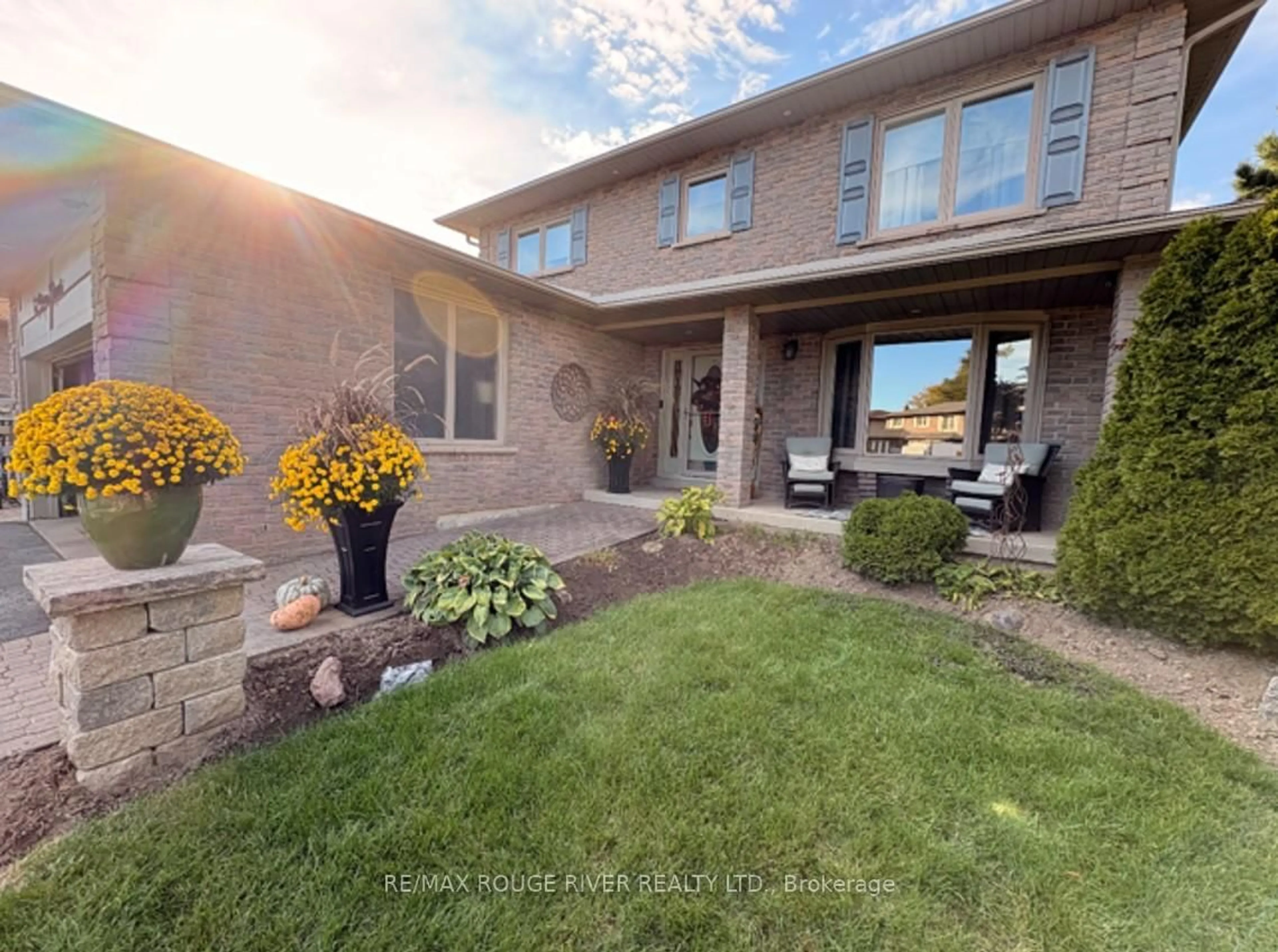 A pic from outside/outdoor area/front of a property/back of a property/a pic from drone, unknown for 90 Robinson Cres, Whitby Ontario L1N 6W5