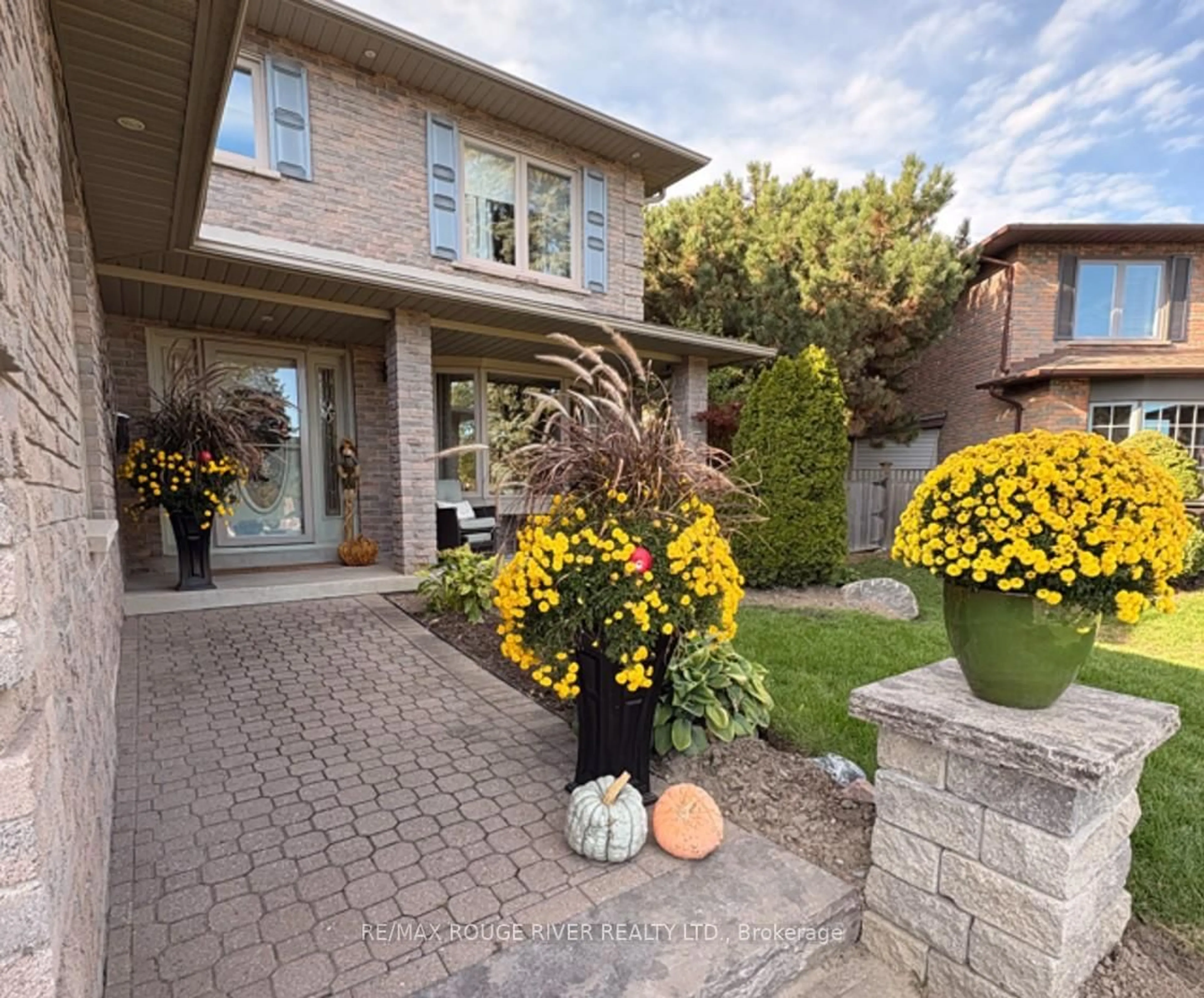 Home with brick exterior material, street for 90 Robinson Cres, Whitby Ontario L1N 6W5