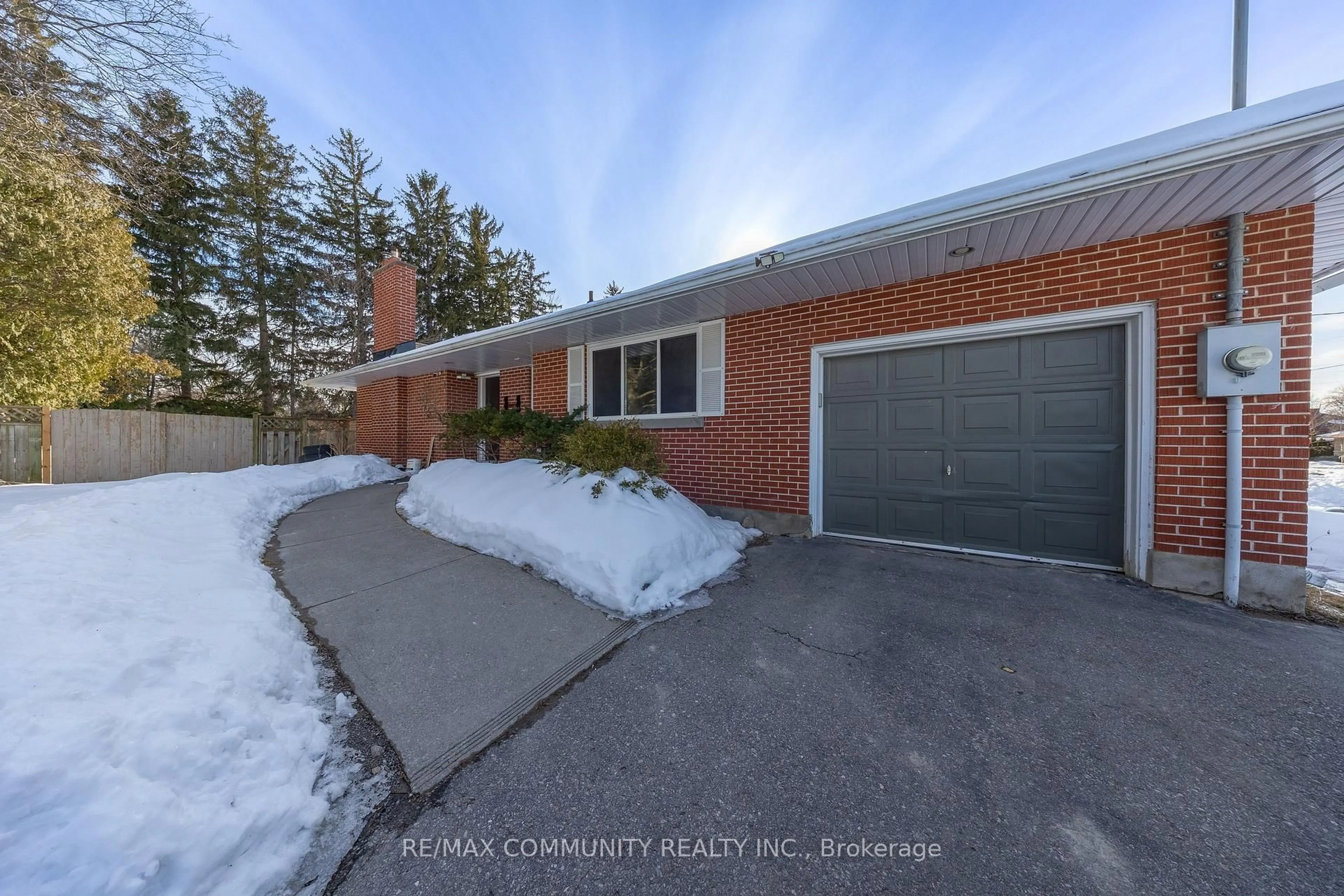 Home with brick exterior material, street for 180 Severn St, Oshawa Ontario L1J 6R7