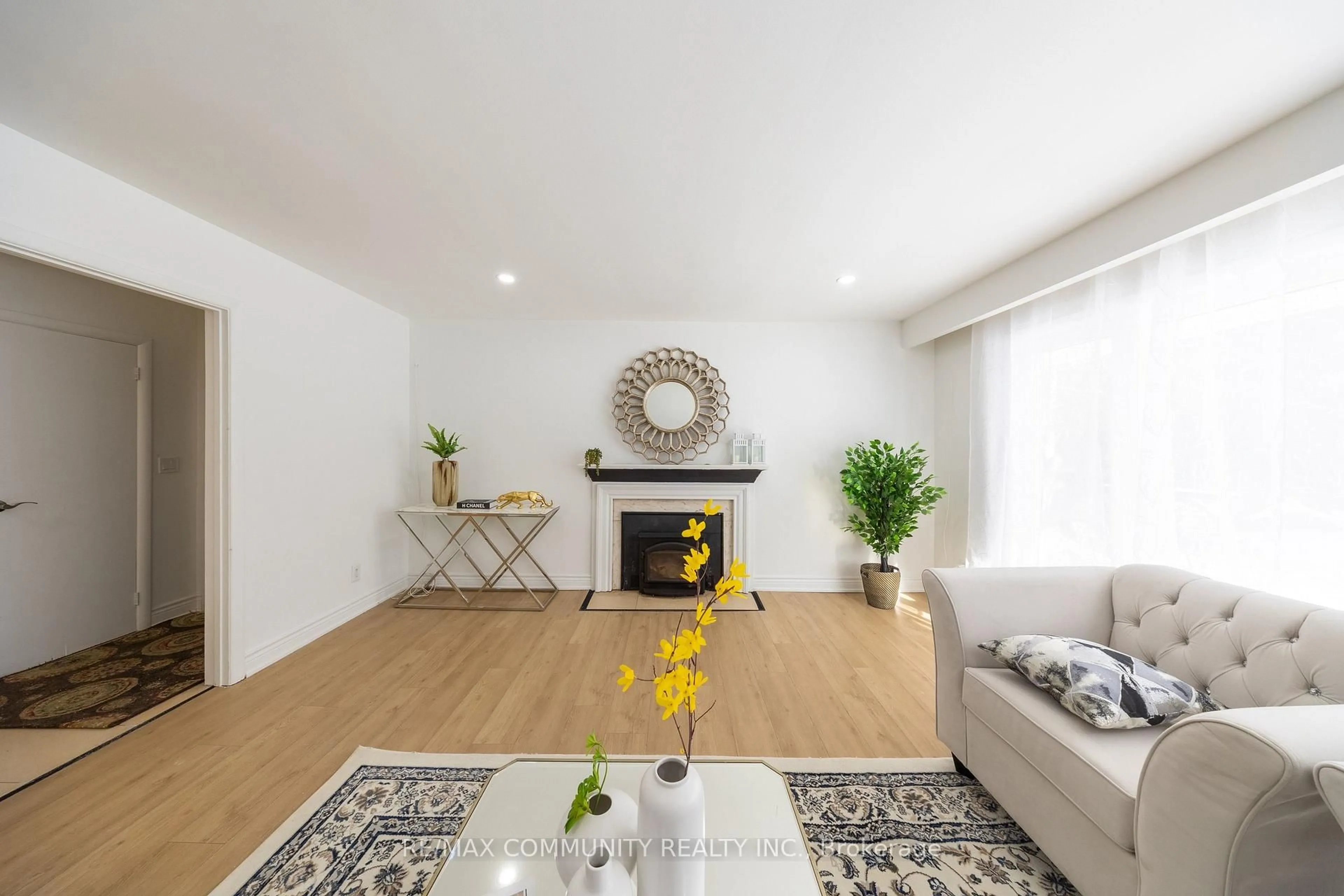 Living room with furniture, wood/laminate floor for 180 Severn St, Oshawa Ontario L1J 6R7