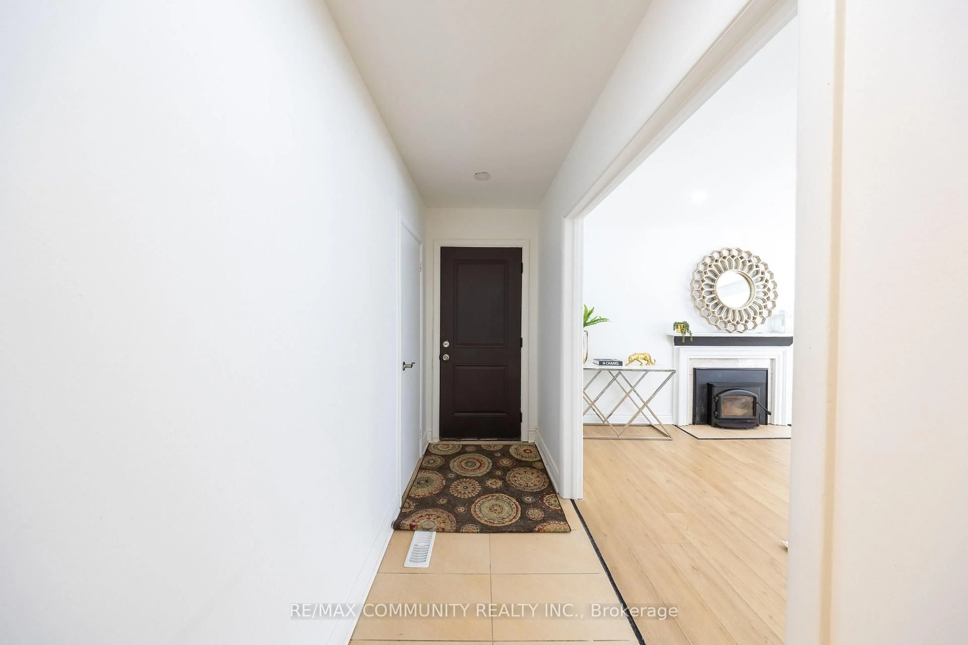 Indoor entryway for 180 Severn St, Oshawa Ontario L1J 6R7