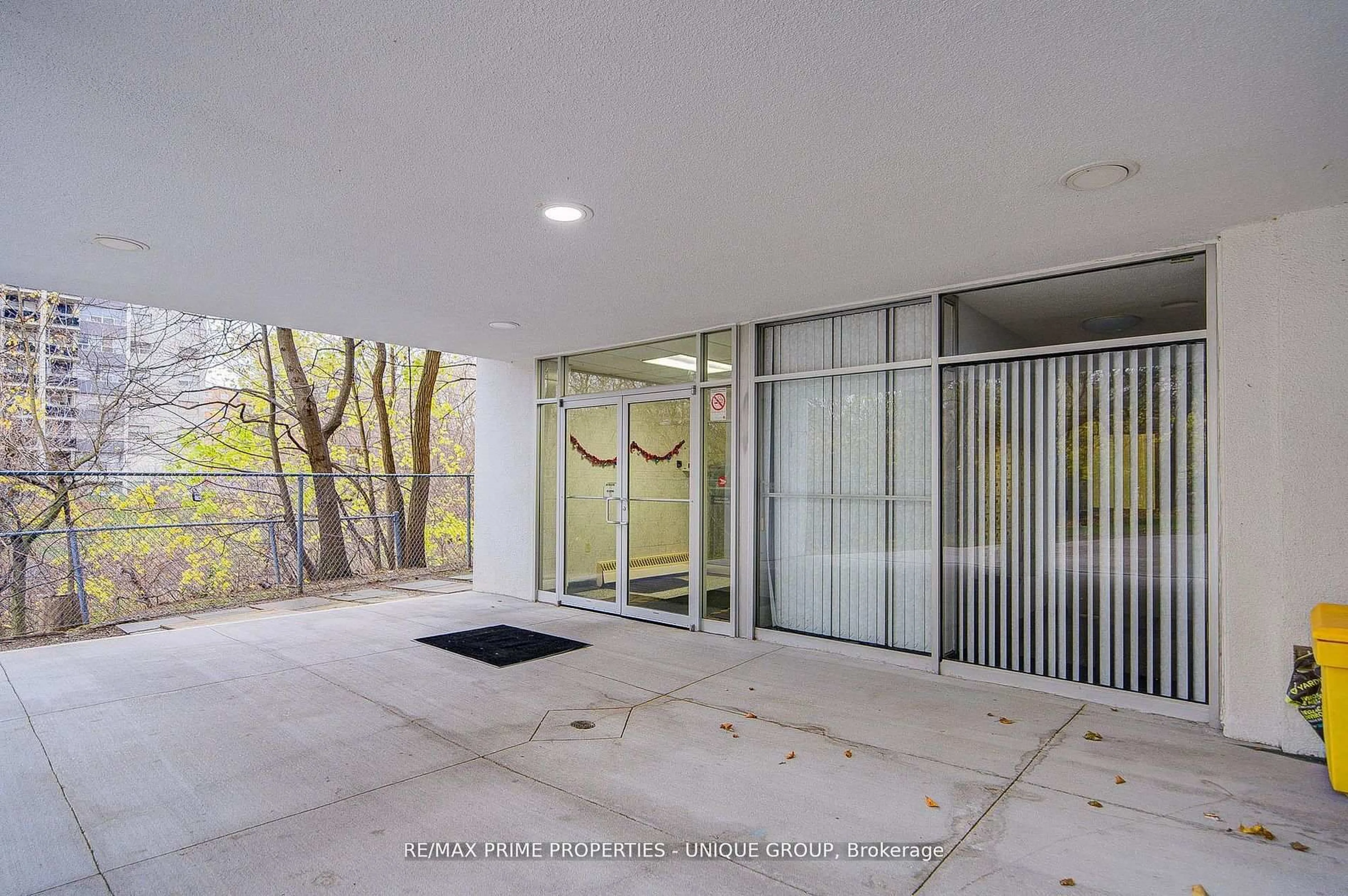 Indoor foyer for 2245 Eglinton Ave #606, Toronto Ontario M1K 2N3