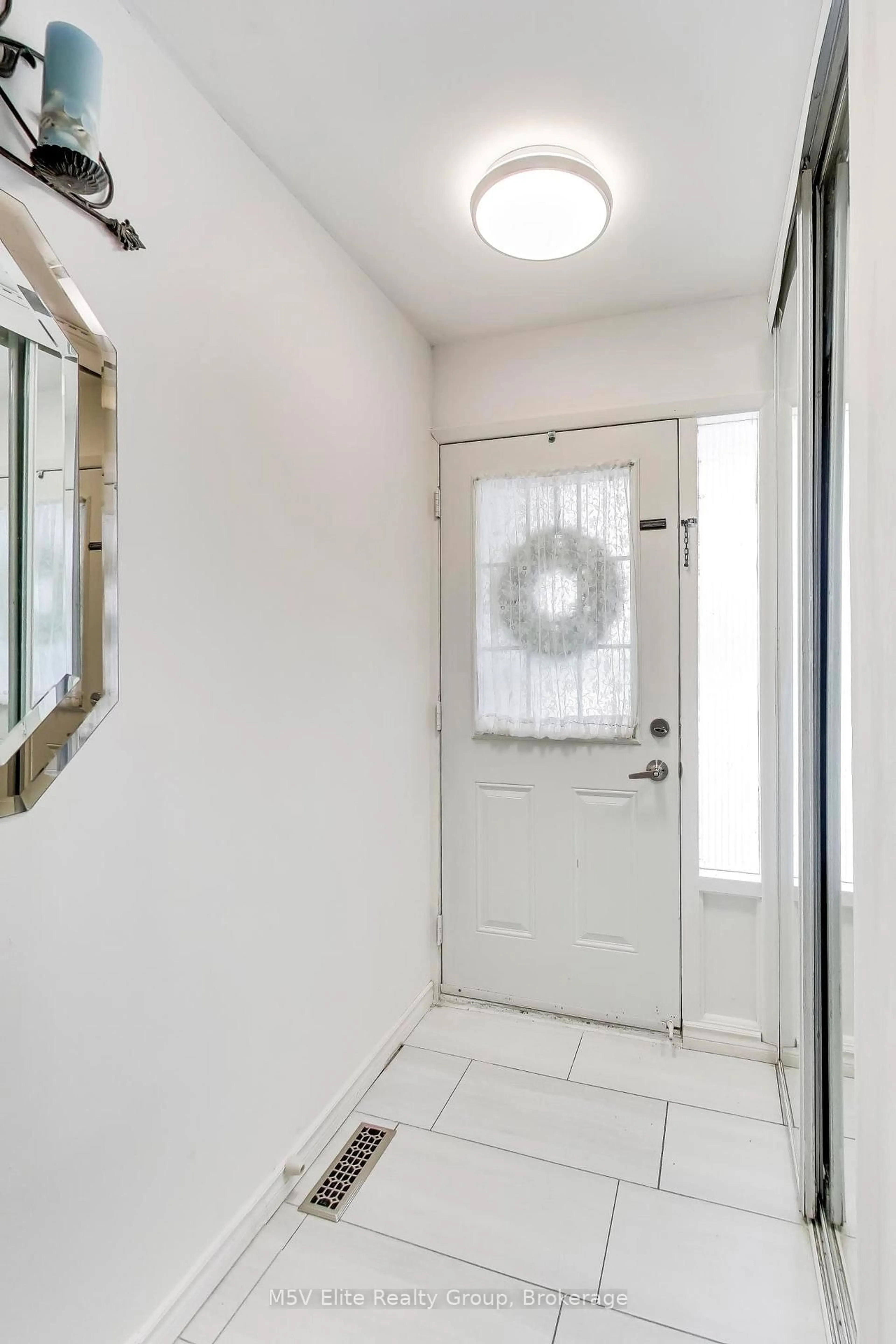 Indoor entryway for 105 Dovedale Dr #2, Whitby Ontario L1N 1Z7