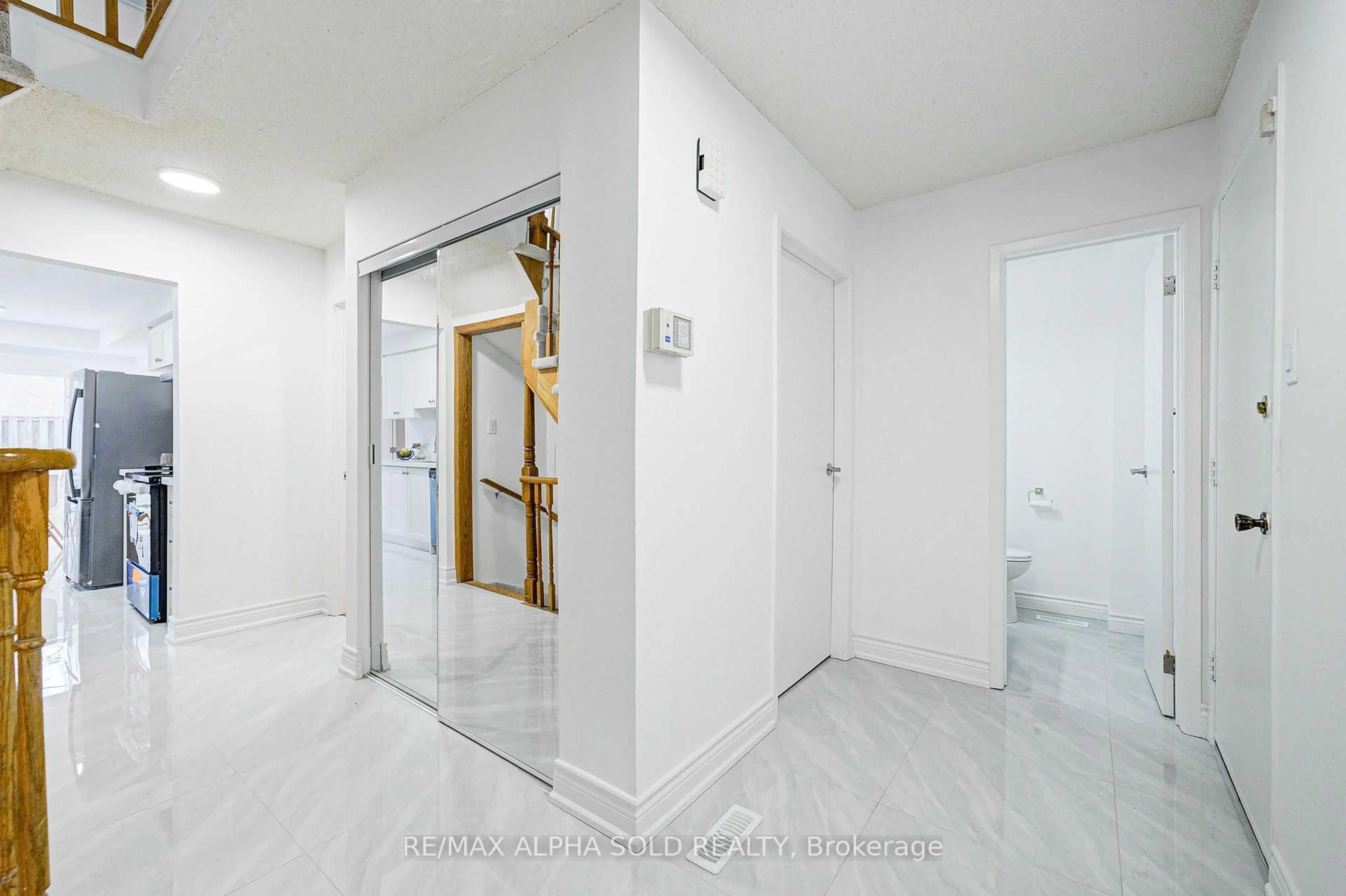 Indoor foyer for 158 Ingleton Blvd, Toronto Ontario M1V 1Z8