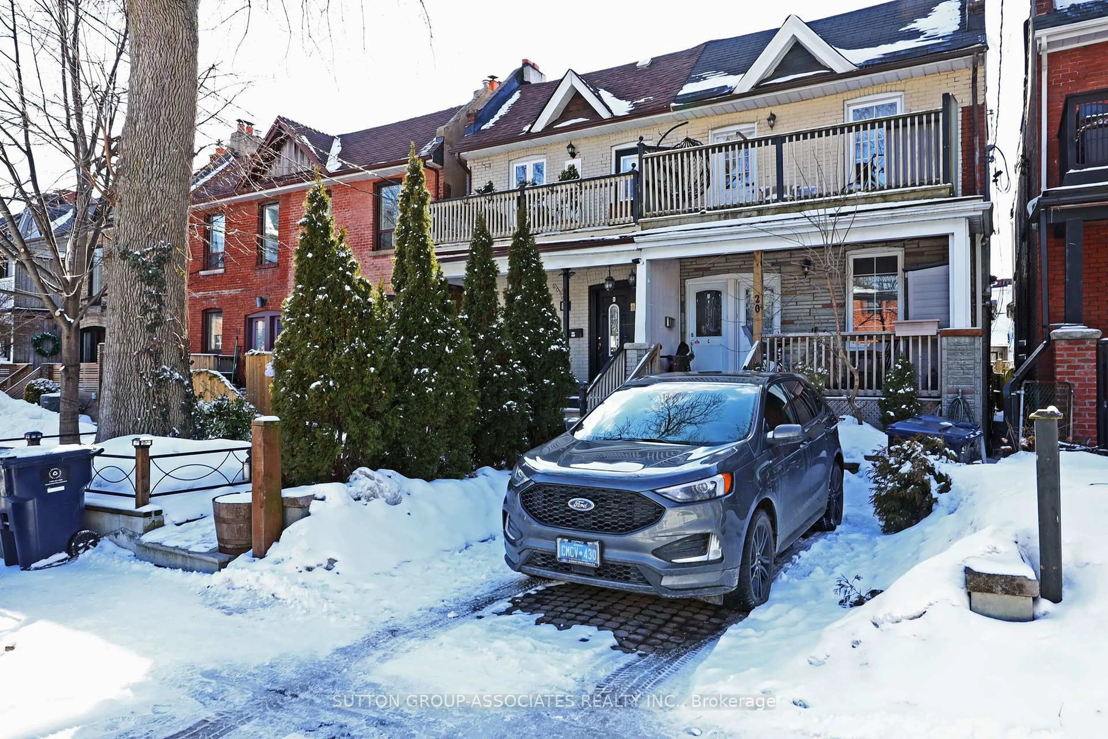 A pic from outside/outdoor area/front of a property/back of a property/a pic from drone, street for 20 Ashdale Ave, Toronto Ontario M4L 2Y7