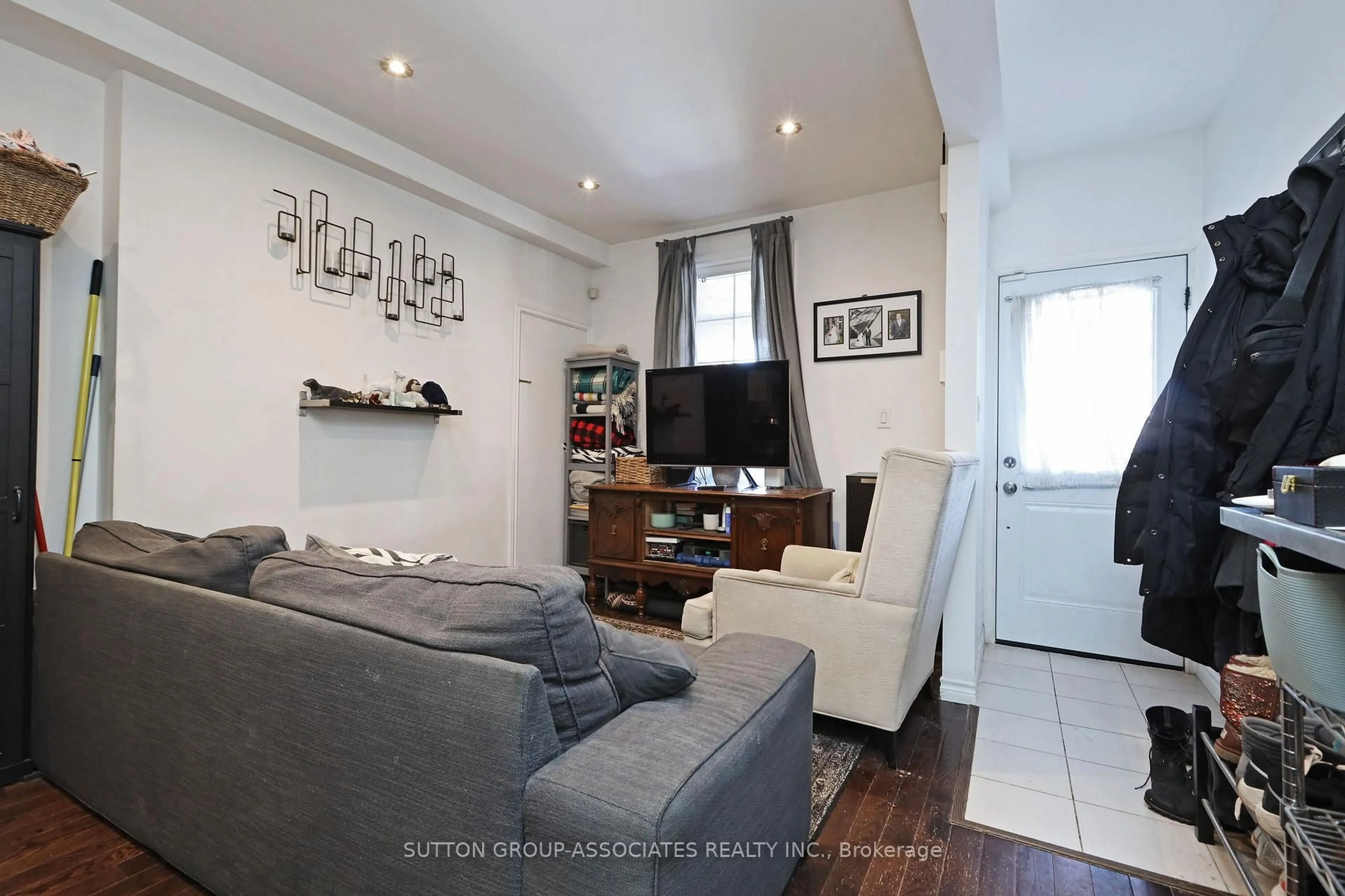 Living room with furniture, unknown for 20 Ashdale Ave, Toronto Ontario M4L 2Y7