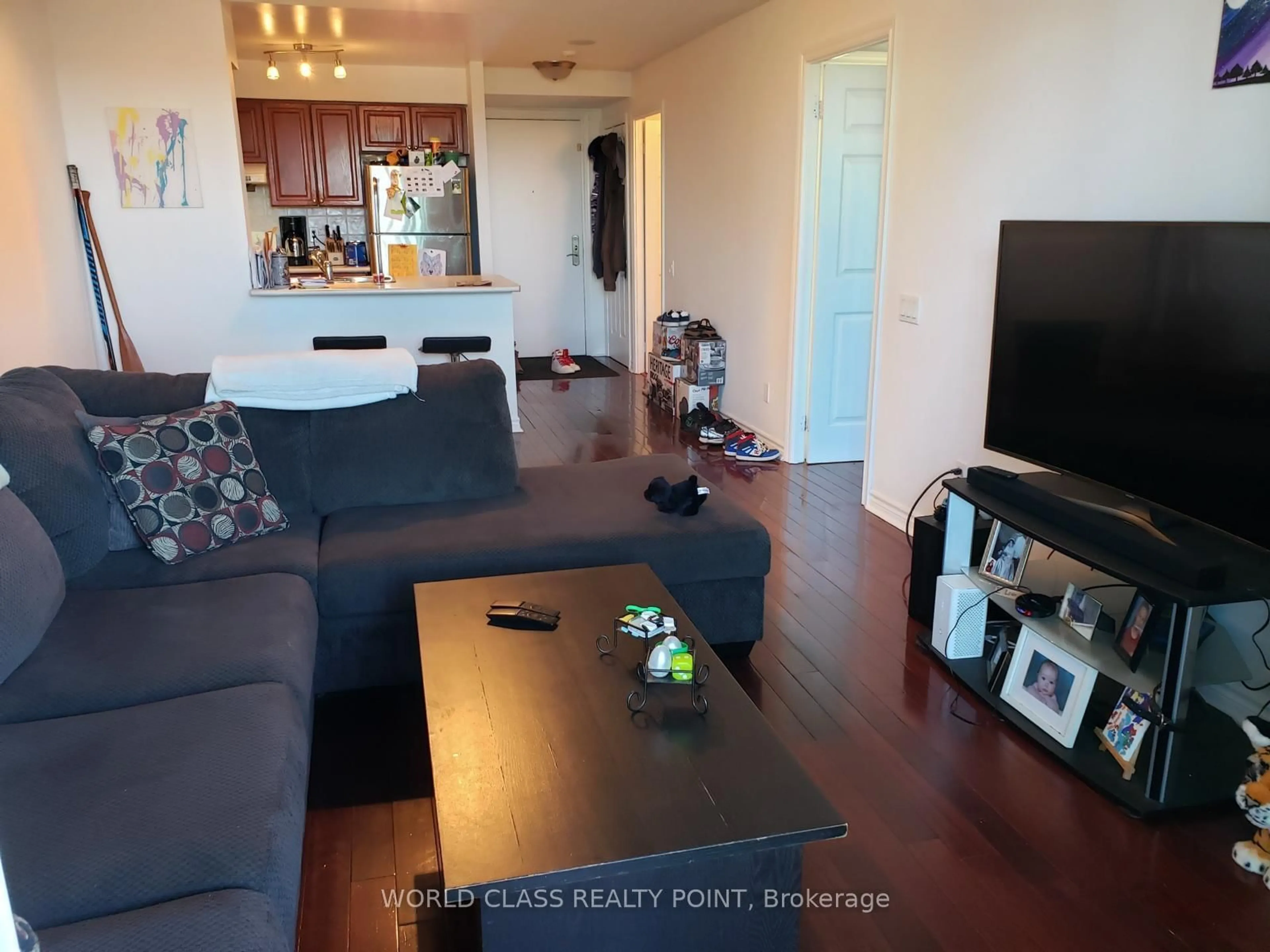 Living room with furniture, wood/laminate floor for 61 Town Centre Crt #408, Toronto Ontario M1P 5C5