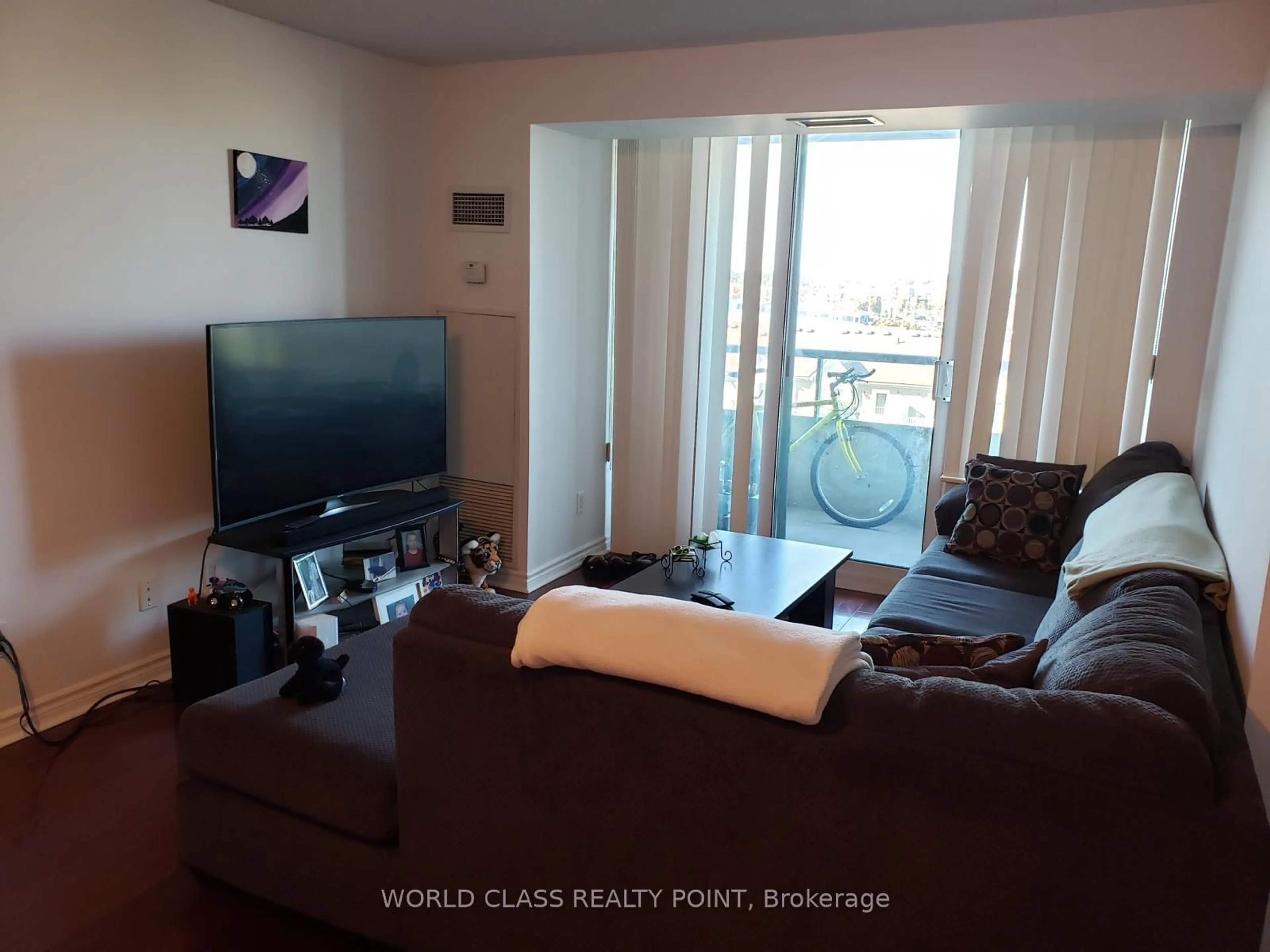 Living room with furniture, wood/laminate floor for 61 Town Centre Crt #408, Toronto Ontario M1P 5C5