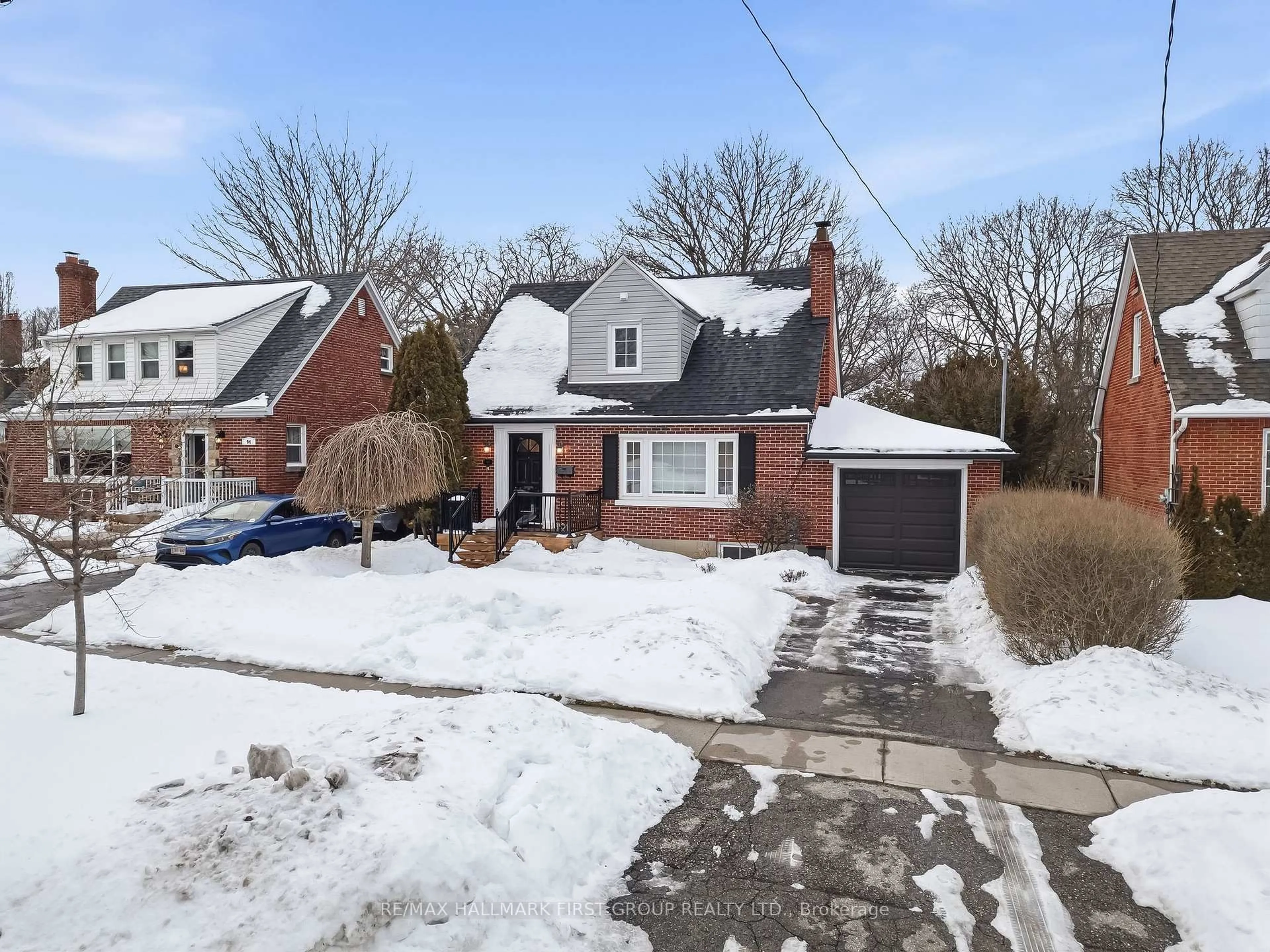 A pic from outside/outdoor area/front of a property/back of a property/a pic from drone, street for 98 Sutherland Ave, Oshawa Ontario L1G 2G5