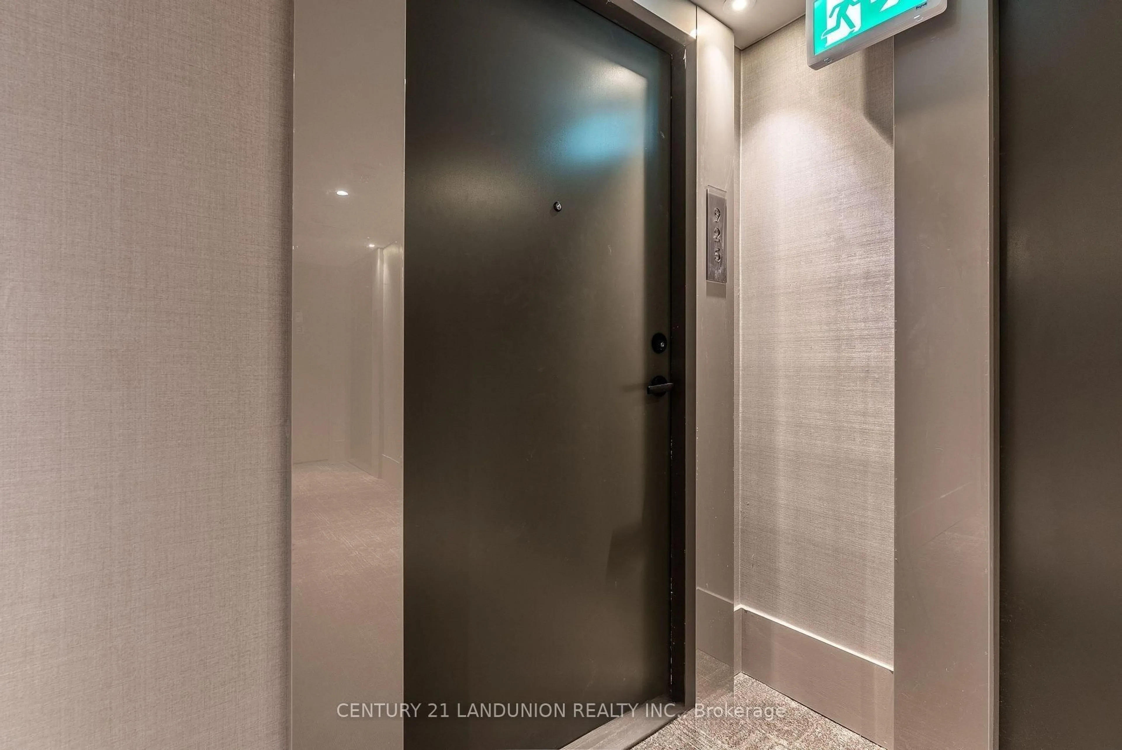 Indoor foyer for 2031 kennedy Rd #925, Toronto Ontario M1T 0B8