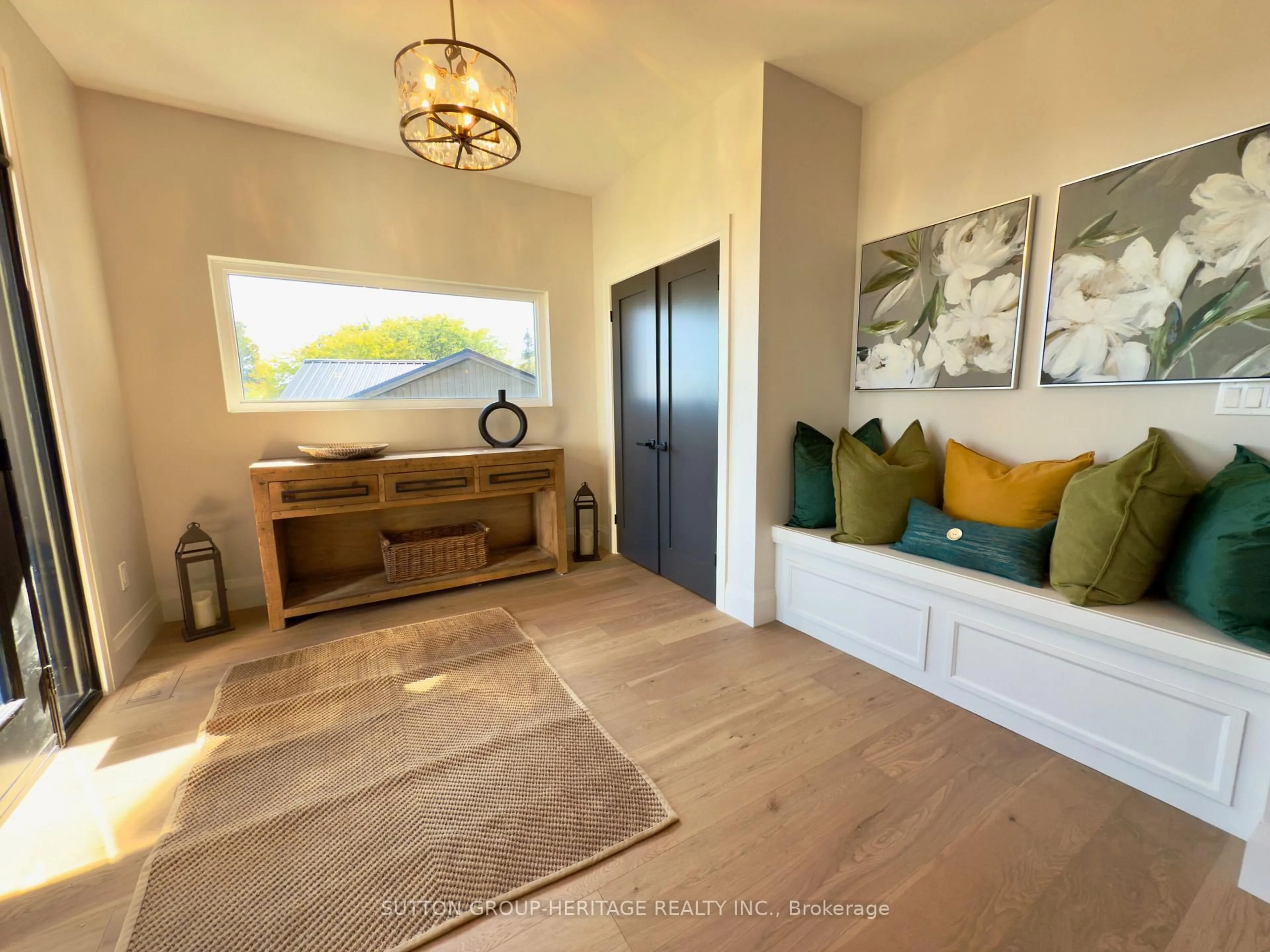 Indoor entryway for 16 Coulcliff Blvd, Scugog Ontario L9L 1P8