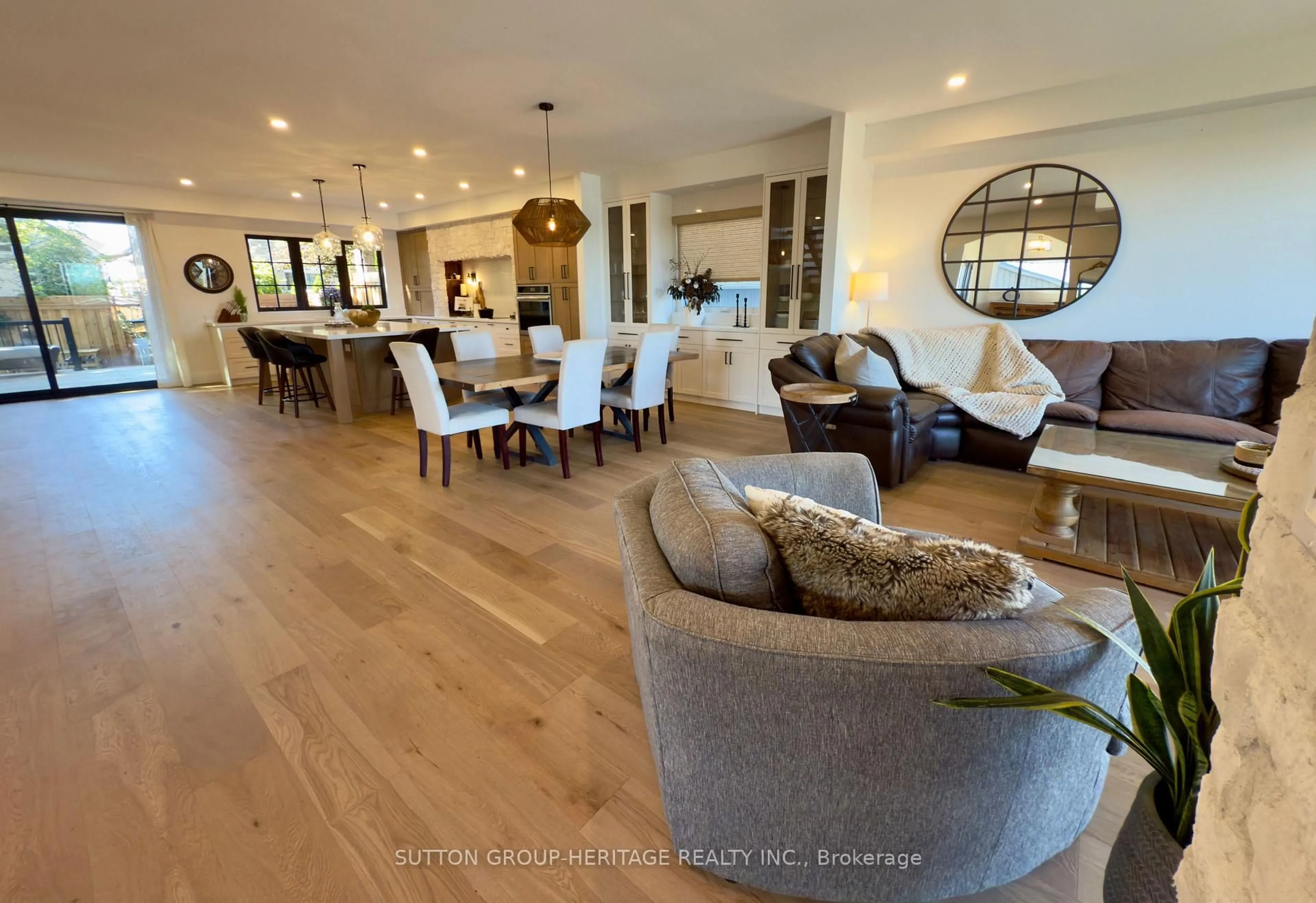 Living room with furniture, wood/laminate floor for 16 Coulcliff Blvd, Scugog Ontario L9L 1P8