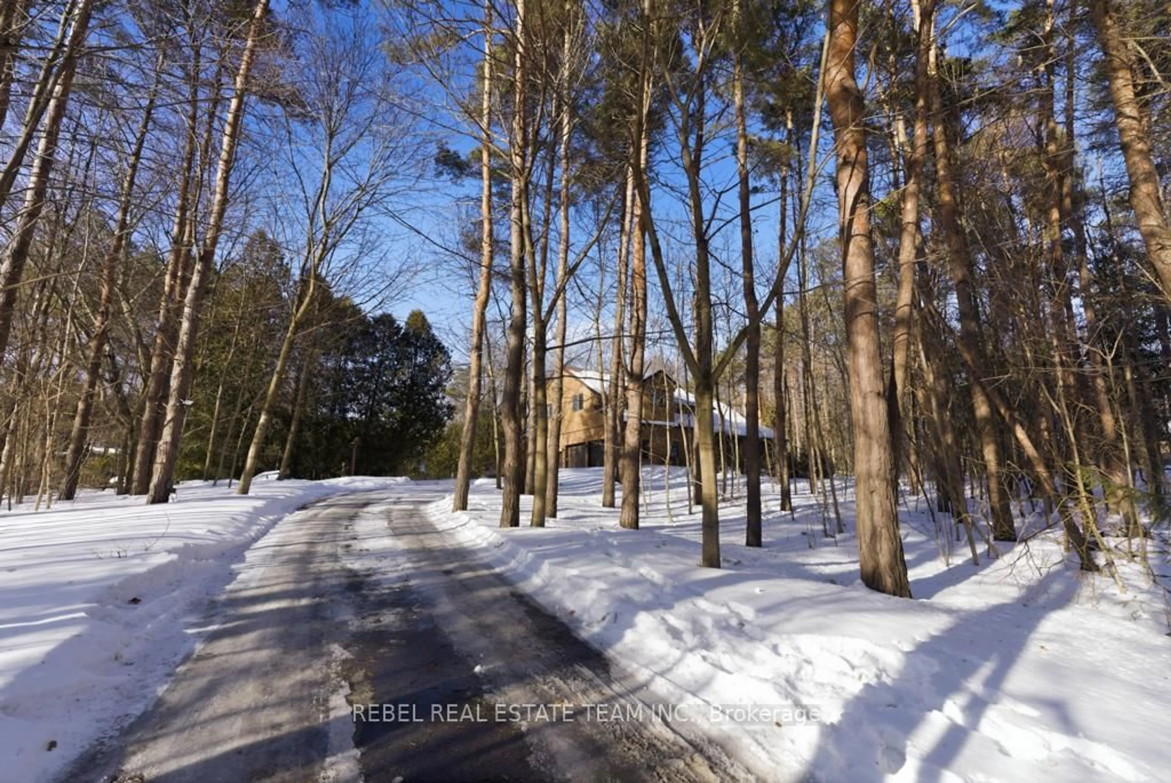 A pic from outside/outdoor area/front of a property/back of a property/a pic from drone, forest/trees view for 21 Stone Sound, Scugog Ontario L9L 1P5