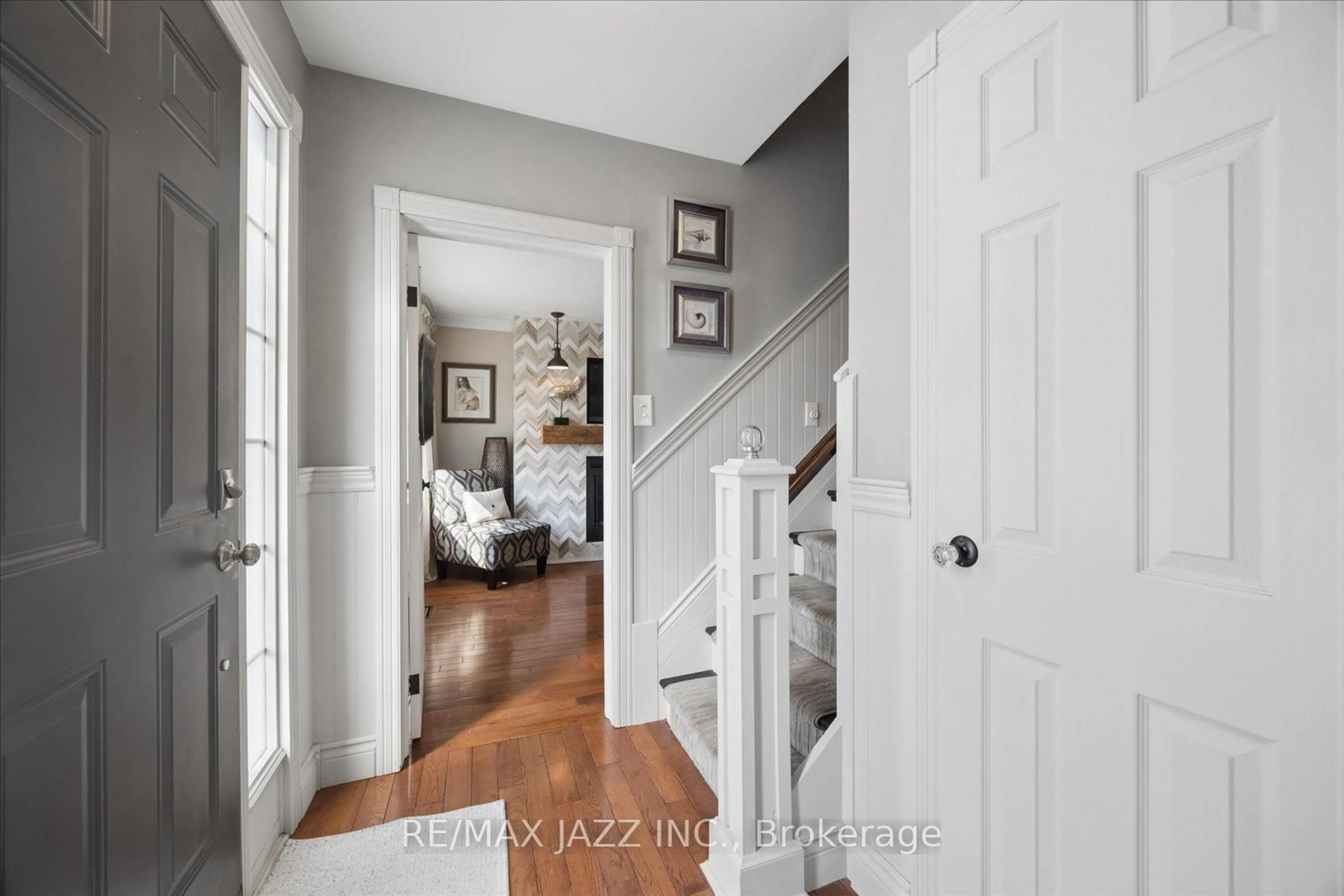 Indoor entryway for 1633 Charles St, Whitby Ontario L1N 1C1