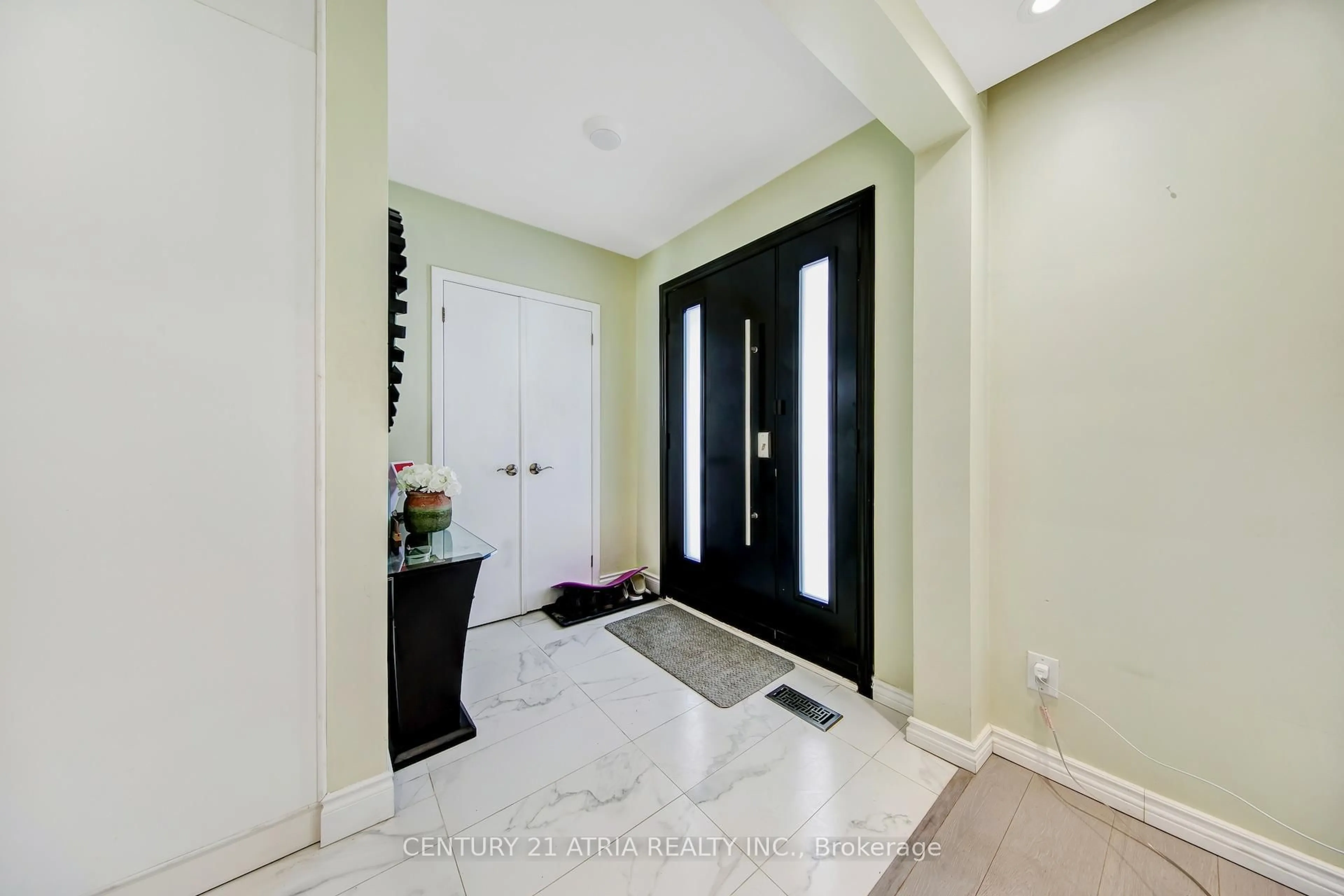 Indoor entryway for 43 Aragon Ave, Toronto Ontario M1T 1X8