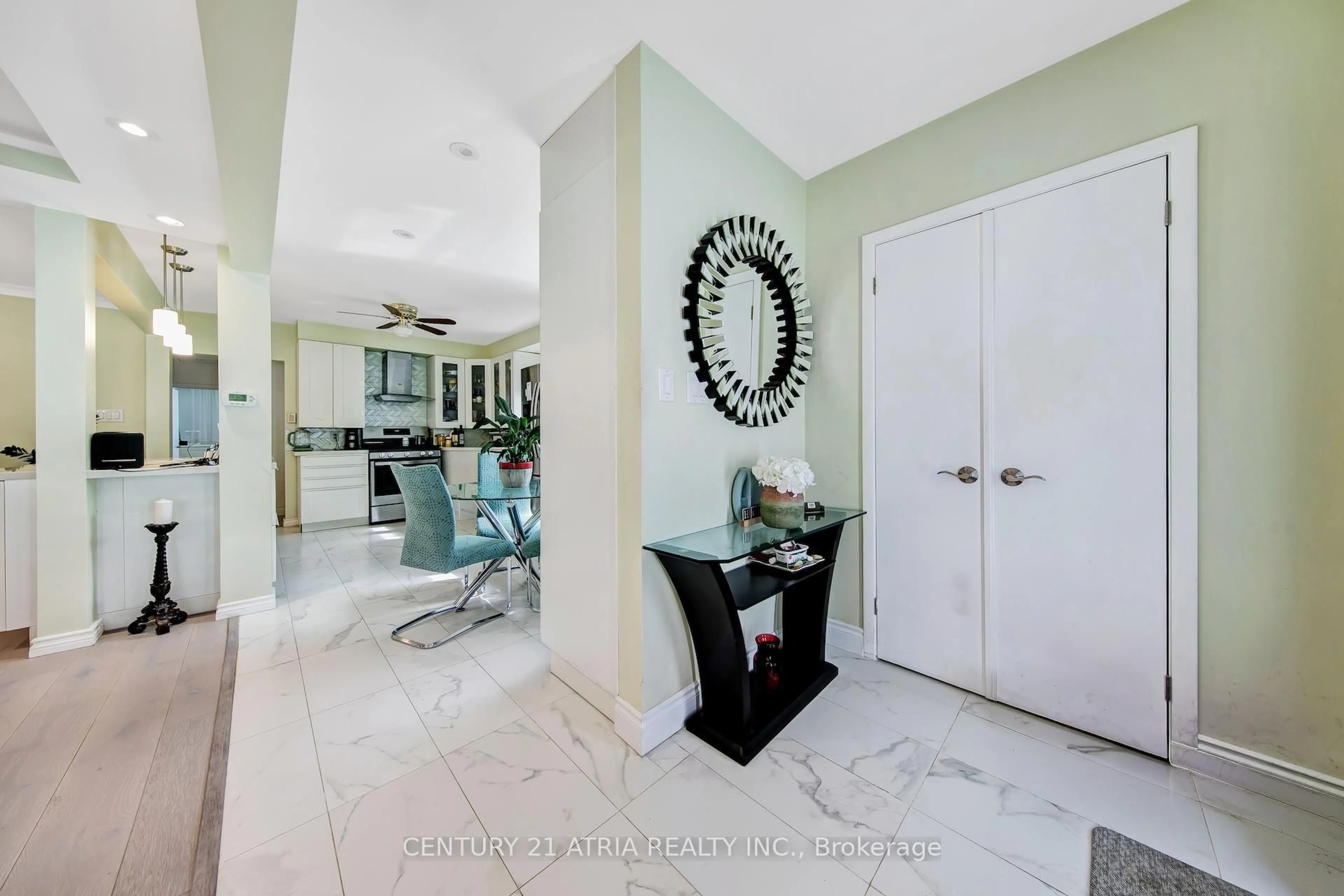 Indoor entryway for 43 Aragon Ave, Toronto Ontario M1T 1X8