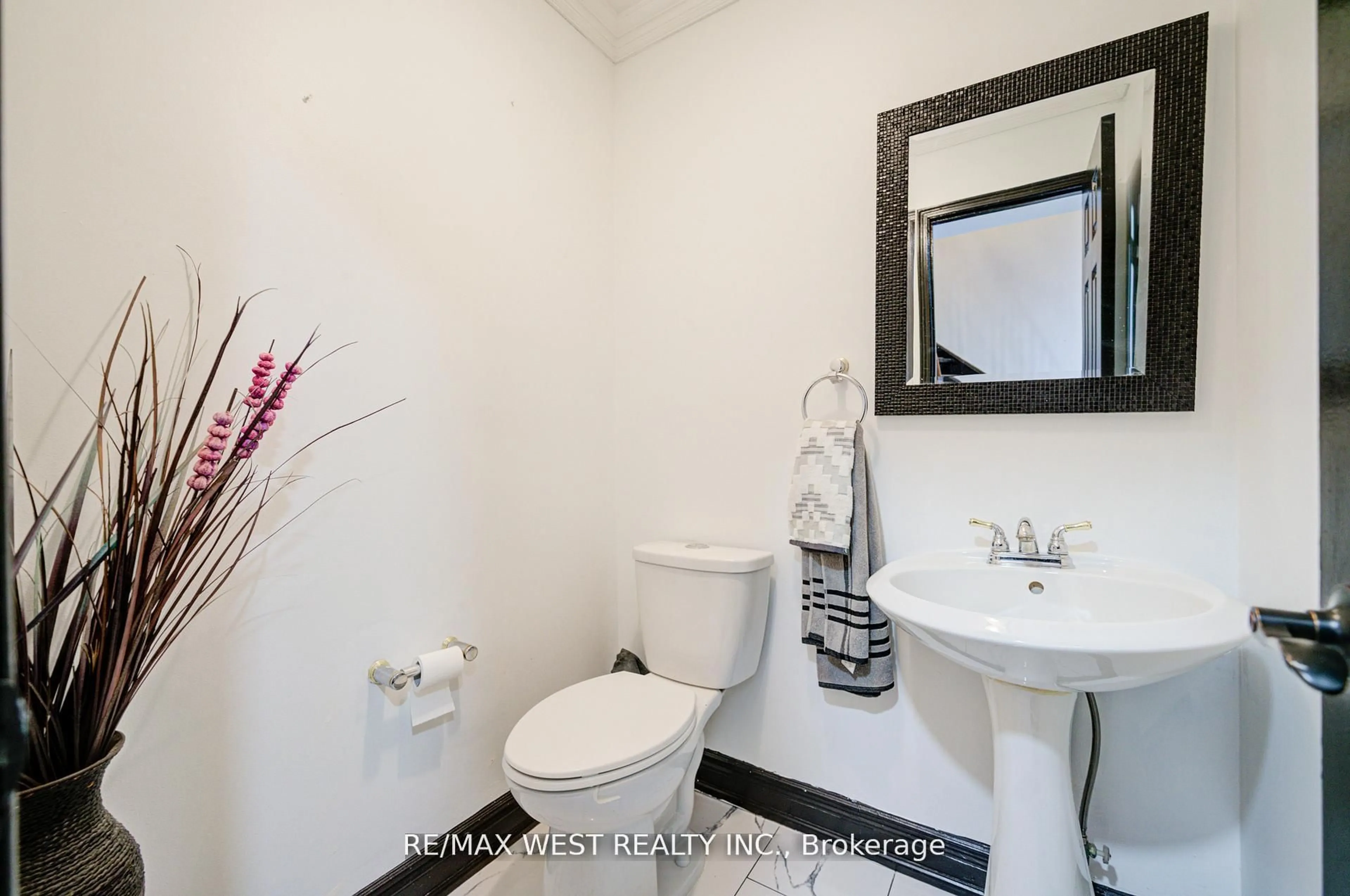 Standard bathroom, ceramic/tile floor for 1648 Pepperwood Gate, Pickering Ontario L1X 2K3