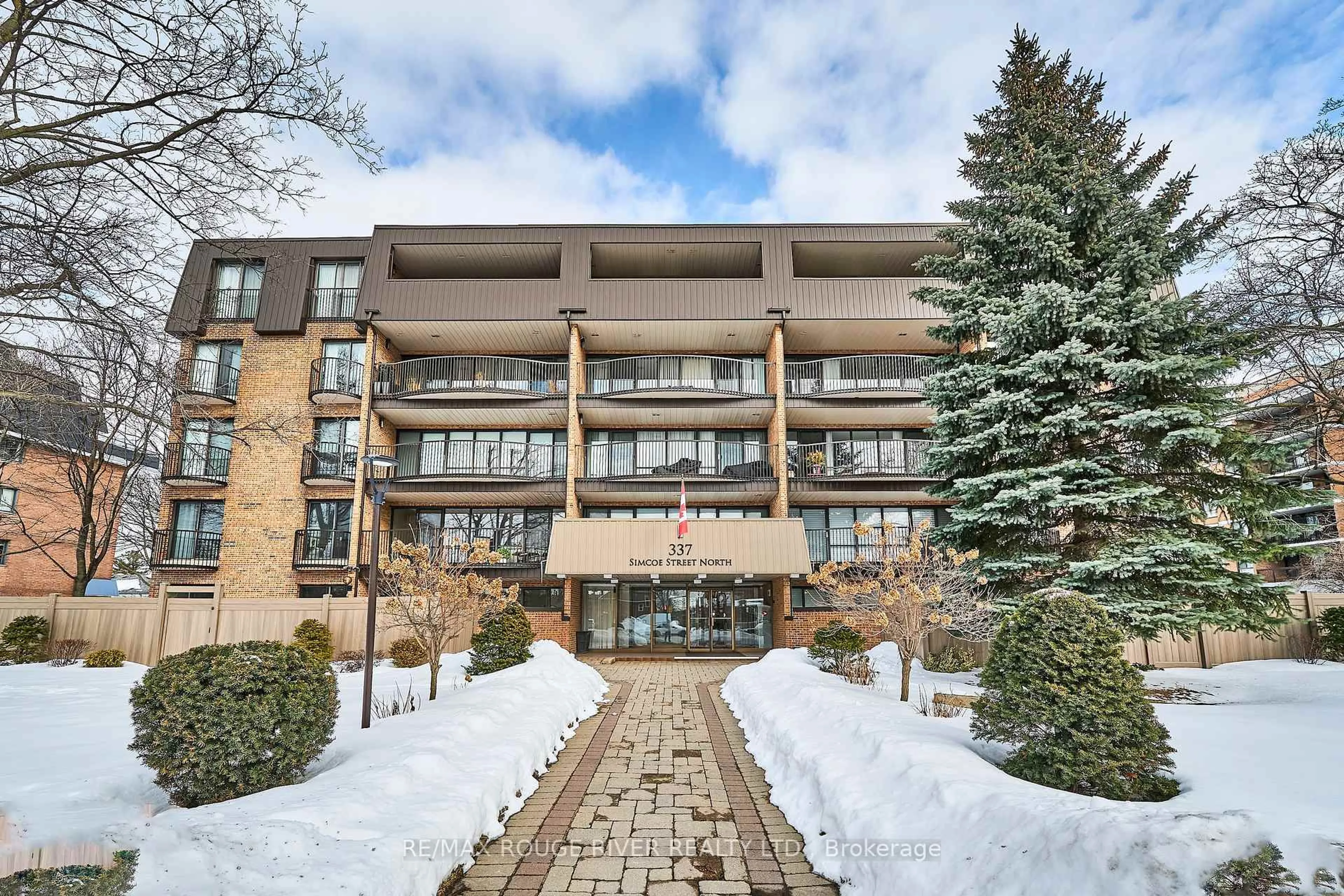 Indoor foyer for 337 Simcoe St #401, Oshawa Ontario L1G 4T2