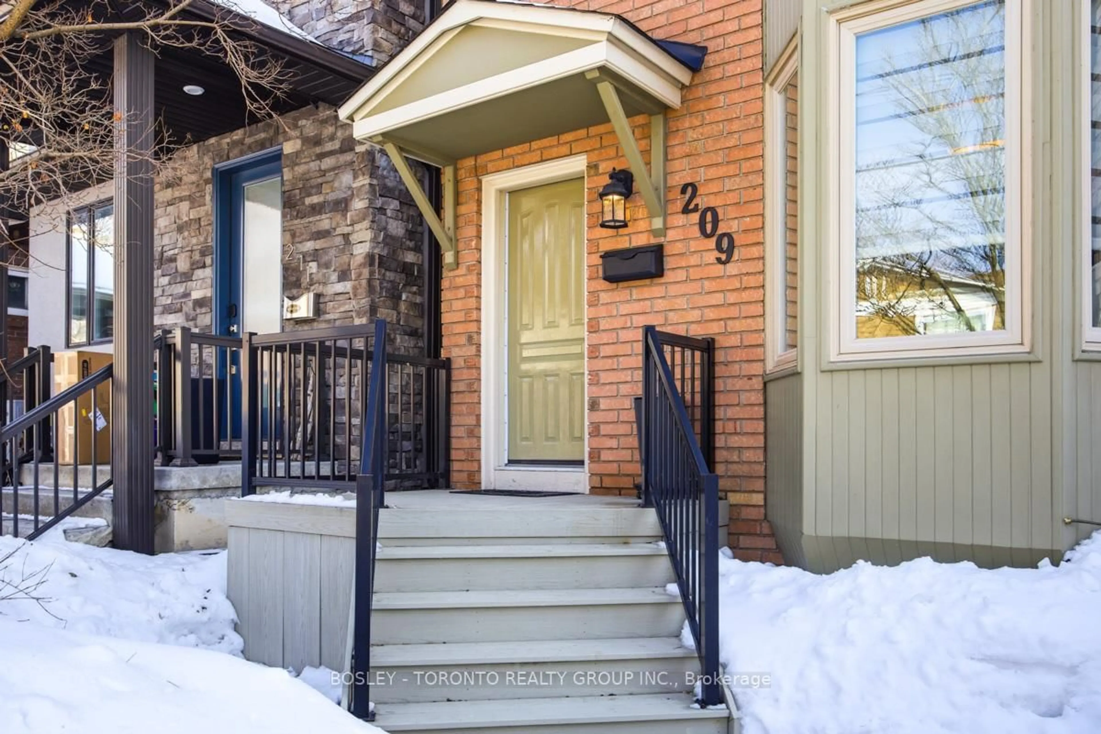Indoor entryway for 209 Springdale Blvd, Toronto Ontario M4C 1Z8