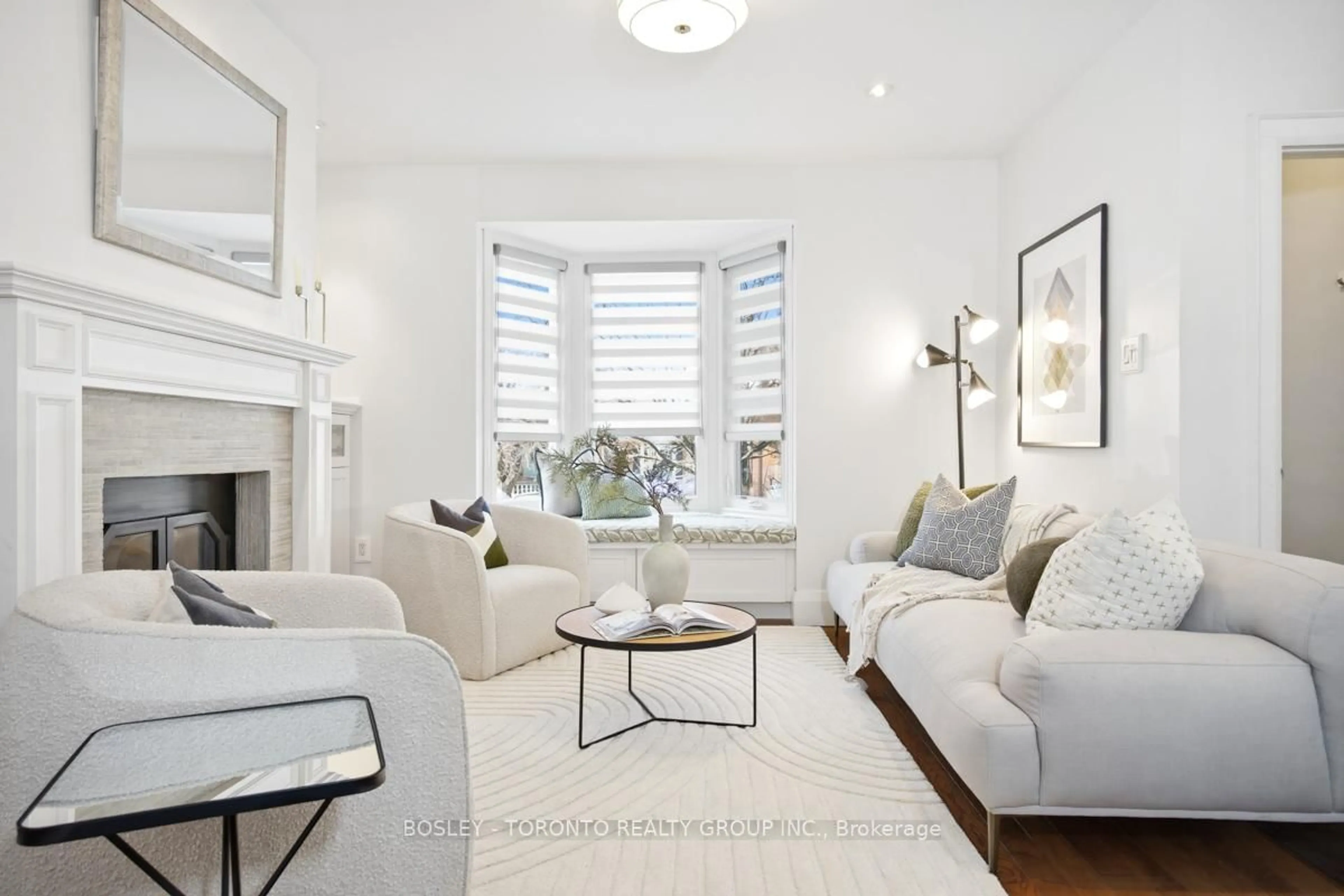 Living room with furniture, unknown for 209 Springdale Blvd, Toronto Ontario M4C 1Z8