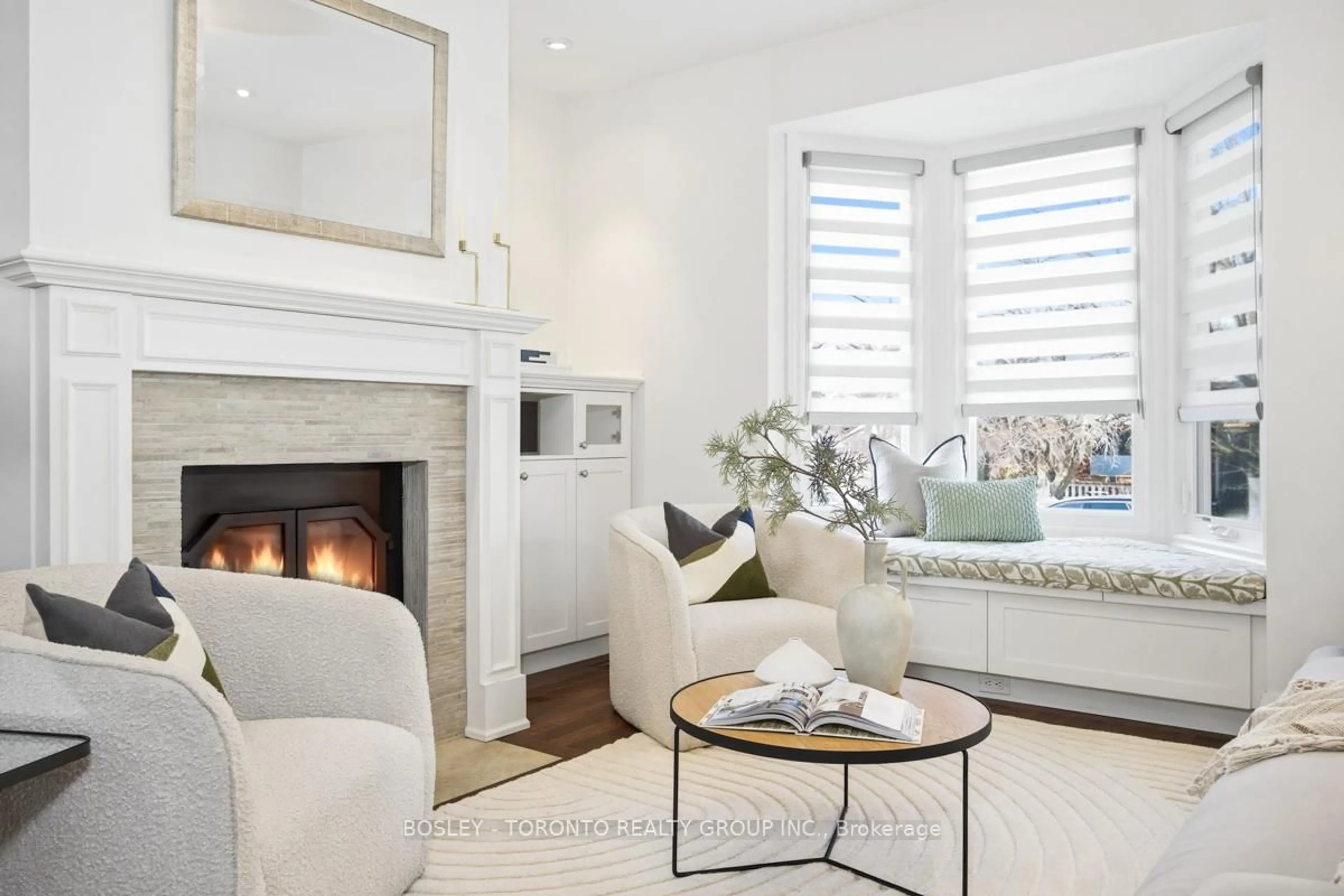 Living room with furniture, unknown for 209 Springdale Blvd, Toronto Ontario M4C 1Z8