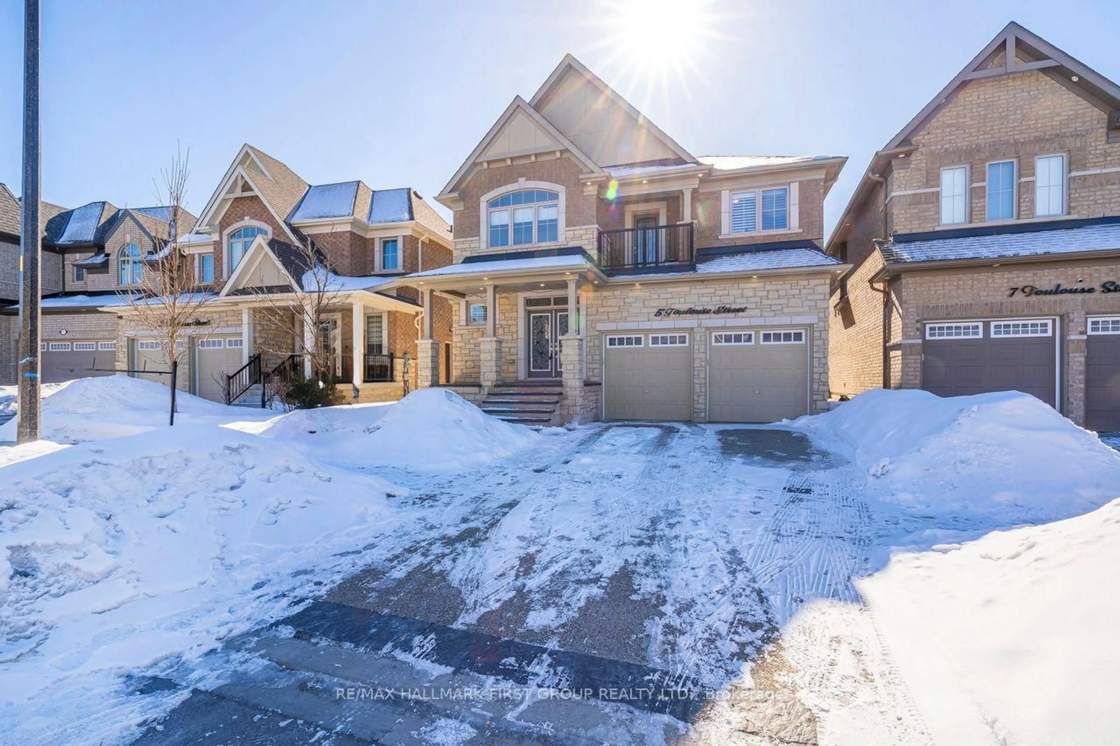 A pic from outside/outdoor area/front of a property/back of a property/a pic from drone, street for 5 Toulouse St, Whitby Ontario L1P 0J2