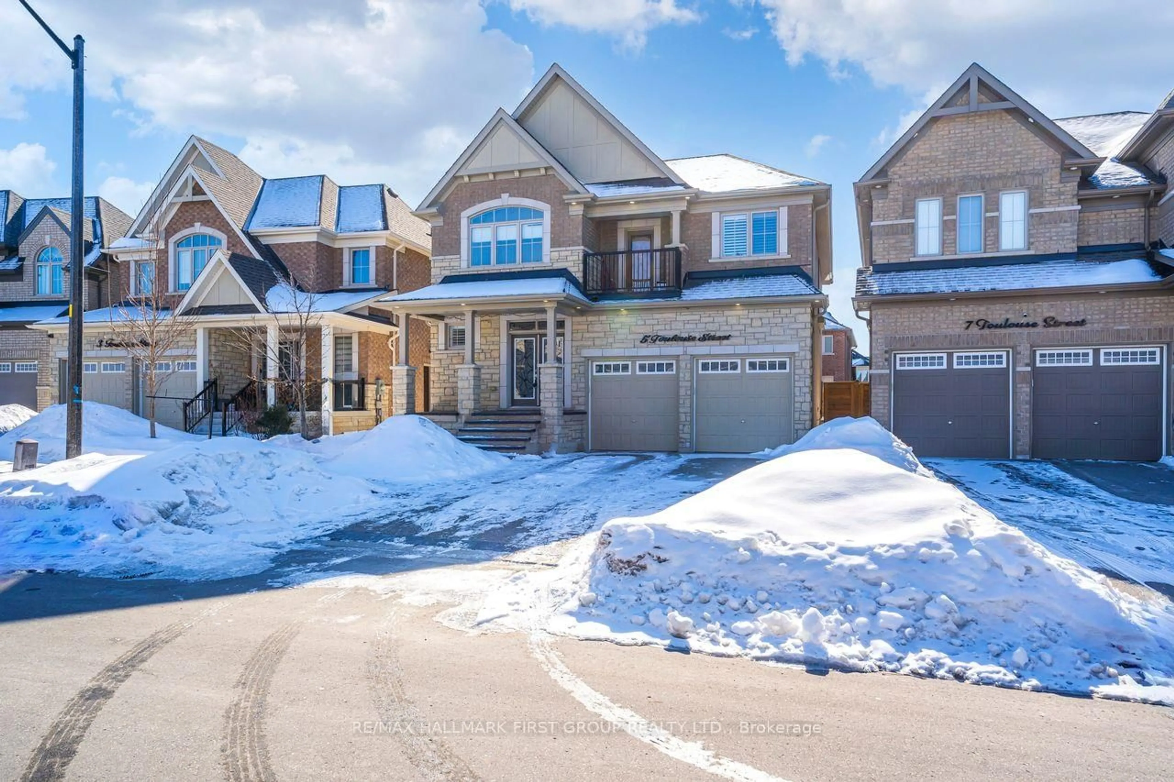 Unknown for 5 Toulouse St, Whitby Ontario L1P 0J2