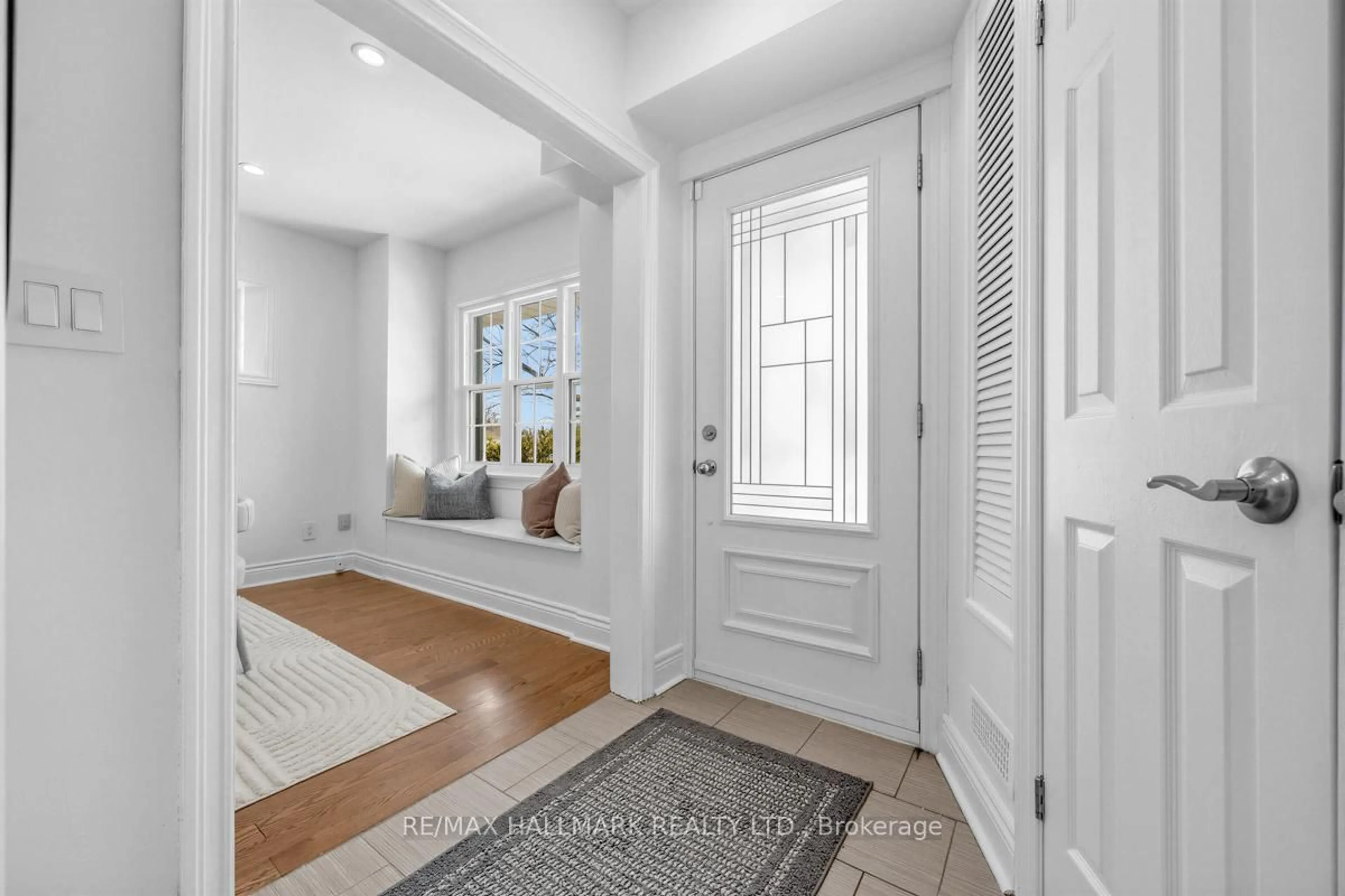 Indoor entryway for 90 Leroy Ave, Toronto Ontario M4J 4G8