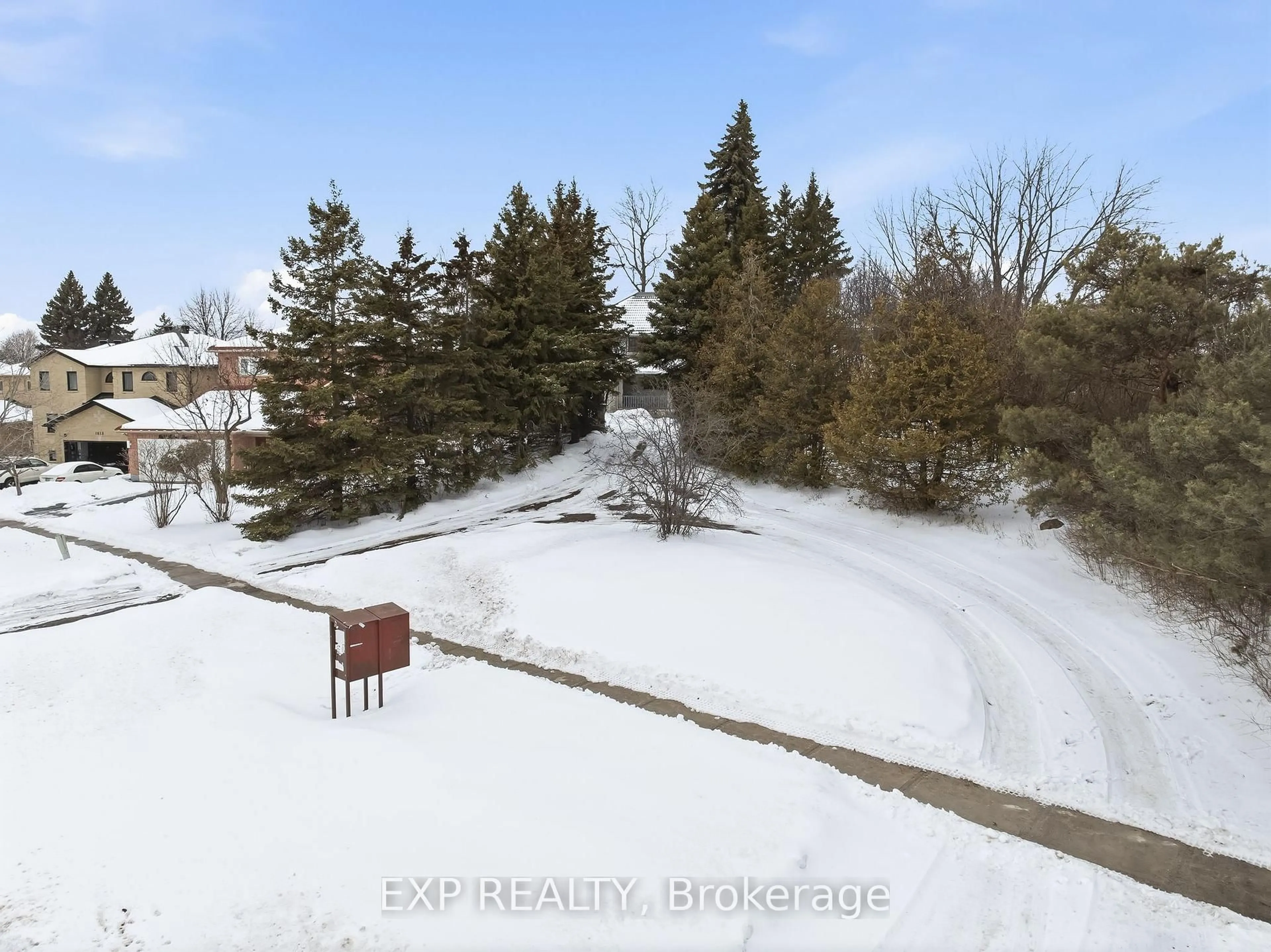 A pic from outside/outdoor area/front of a property/back of a property/a pic from drone, unknown for 1622 Burns St, Whitby Ontario L1N 9E2
