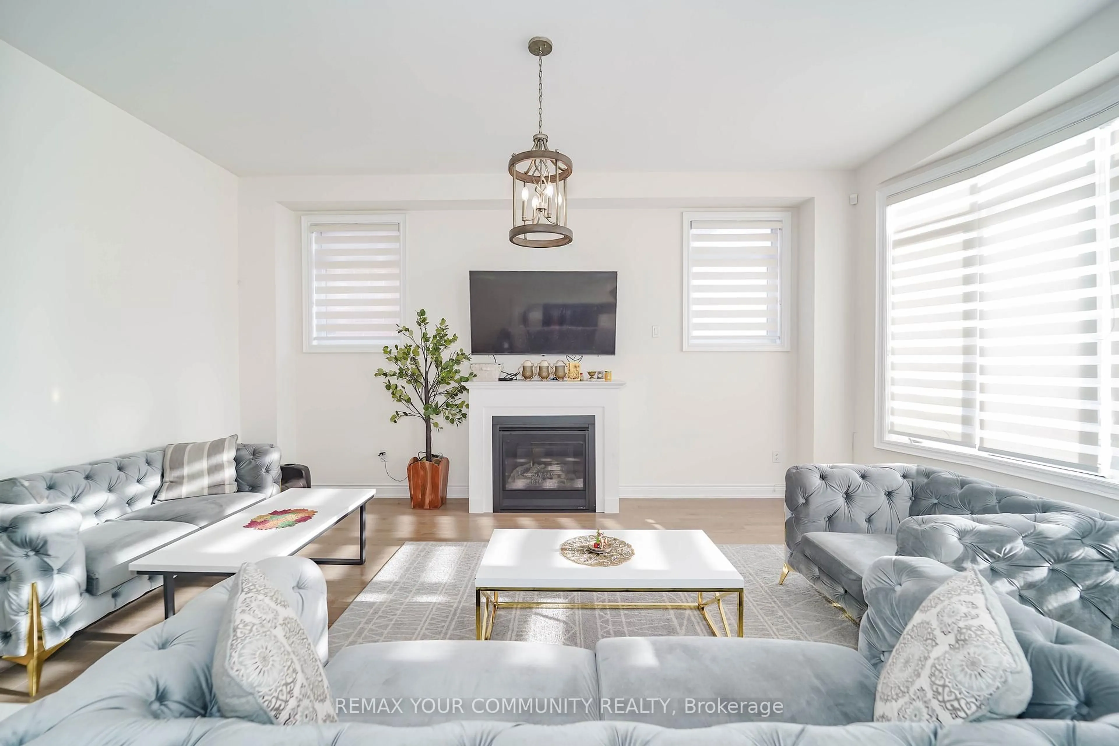 Living room with furniture, unknown for 133 MARCEL BRUNELLE Dr, Whitby Ontario L1P 0G7