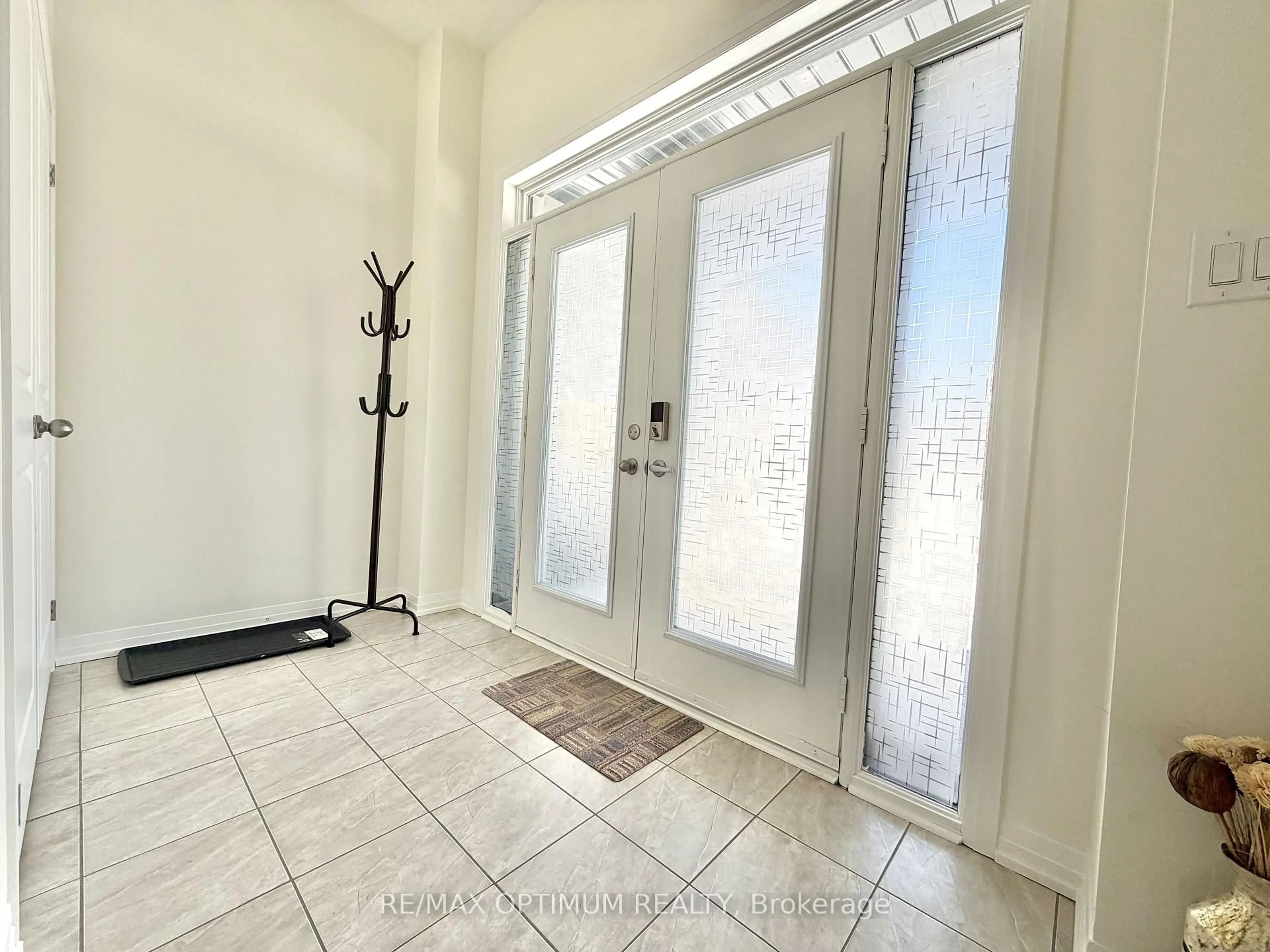 Indoor entryway for 42 Cryderman Lane, Clarington Ontario L1C 1Z8