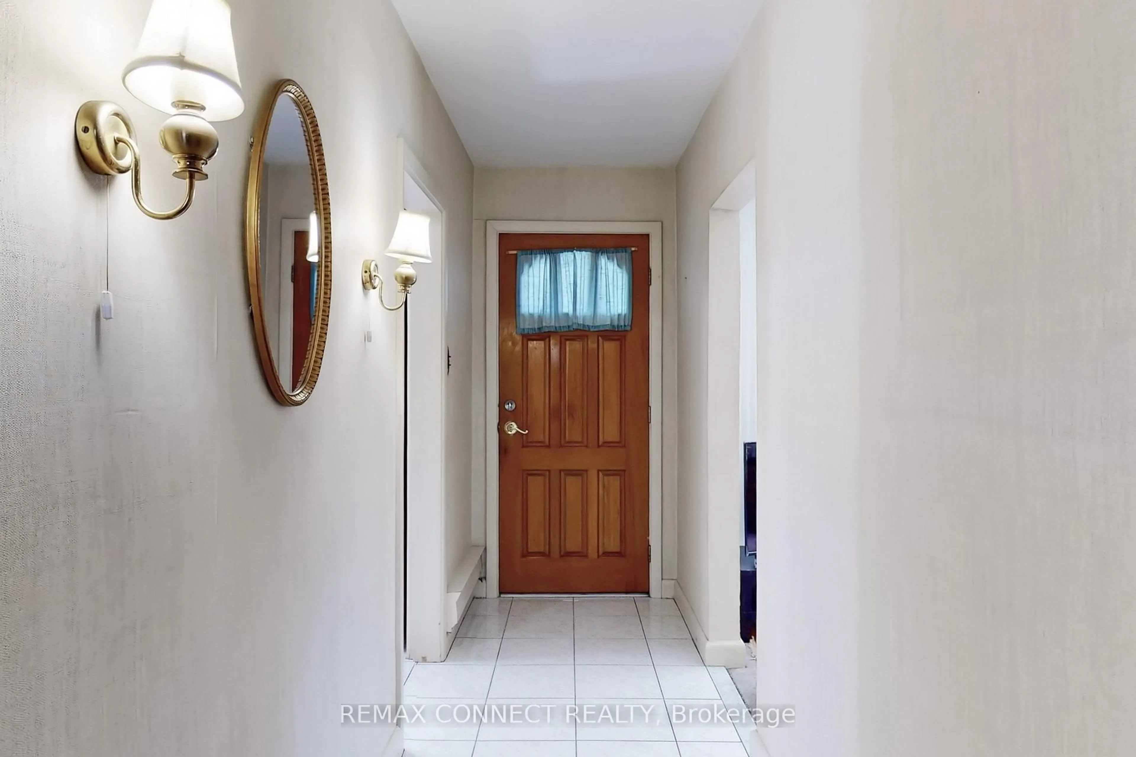 Indoor entryway for 20 Brinloor Blvd, Toronto Ontario M1M 1L2