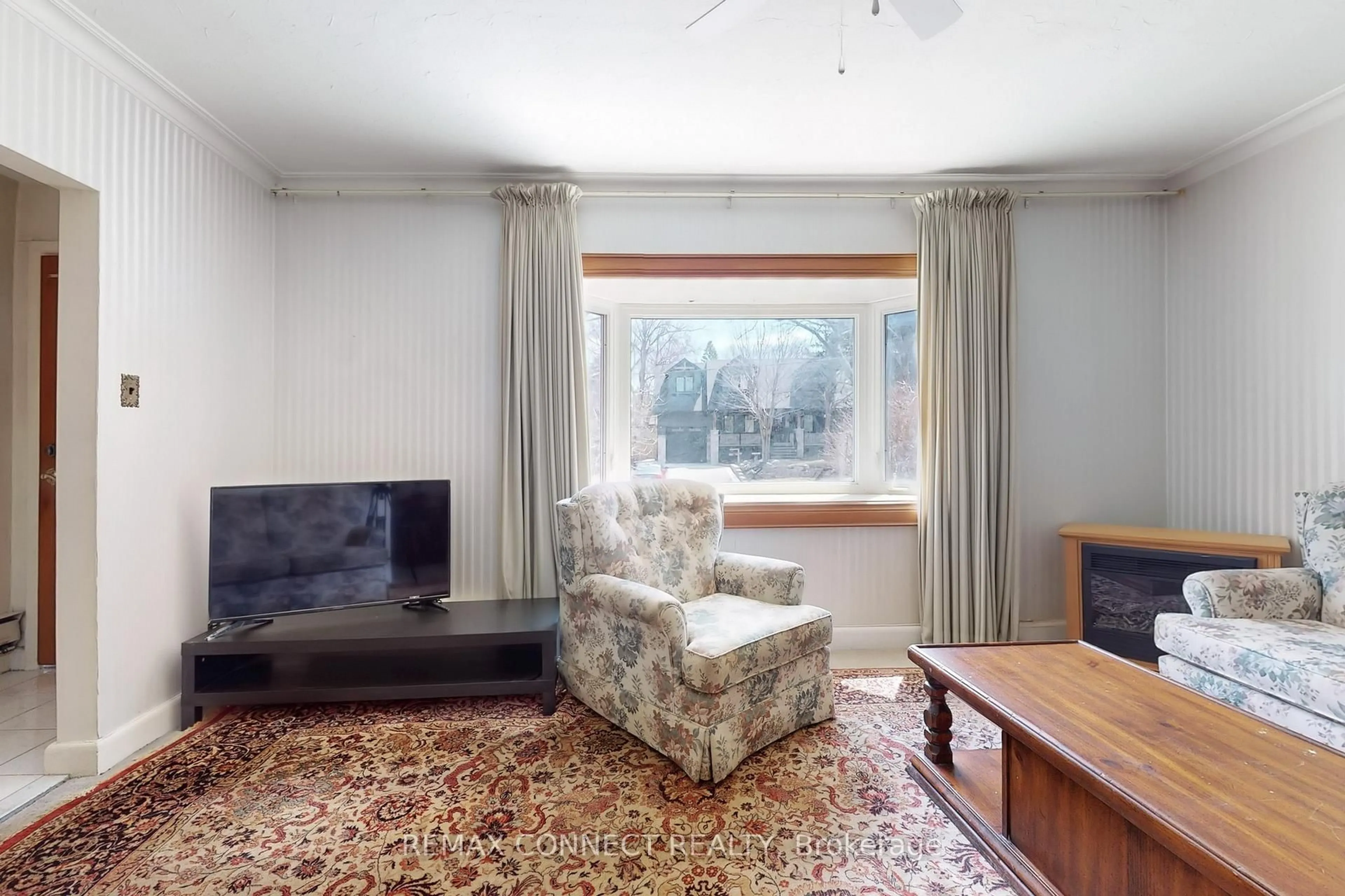 Living room with furniture, unknown for 20 Brinloor Blvd, Toronto Ontario M1M 1L2