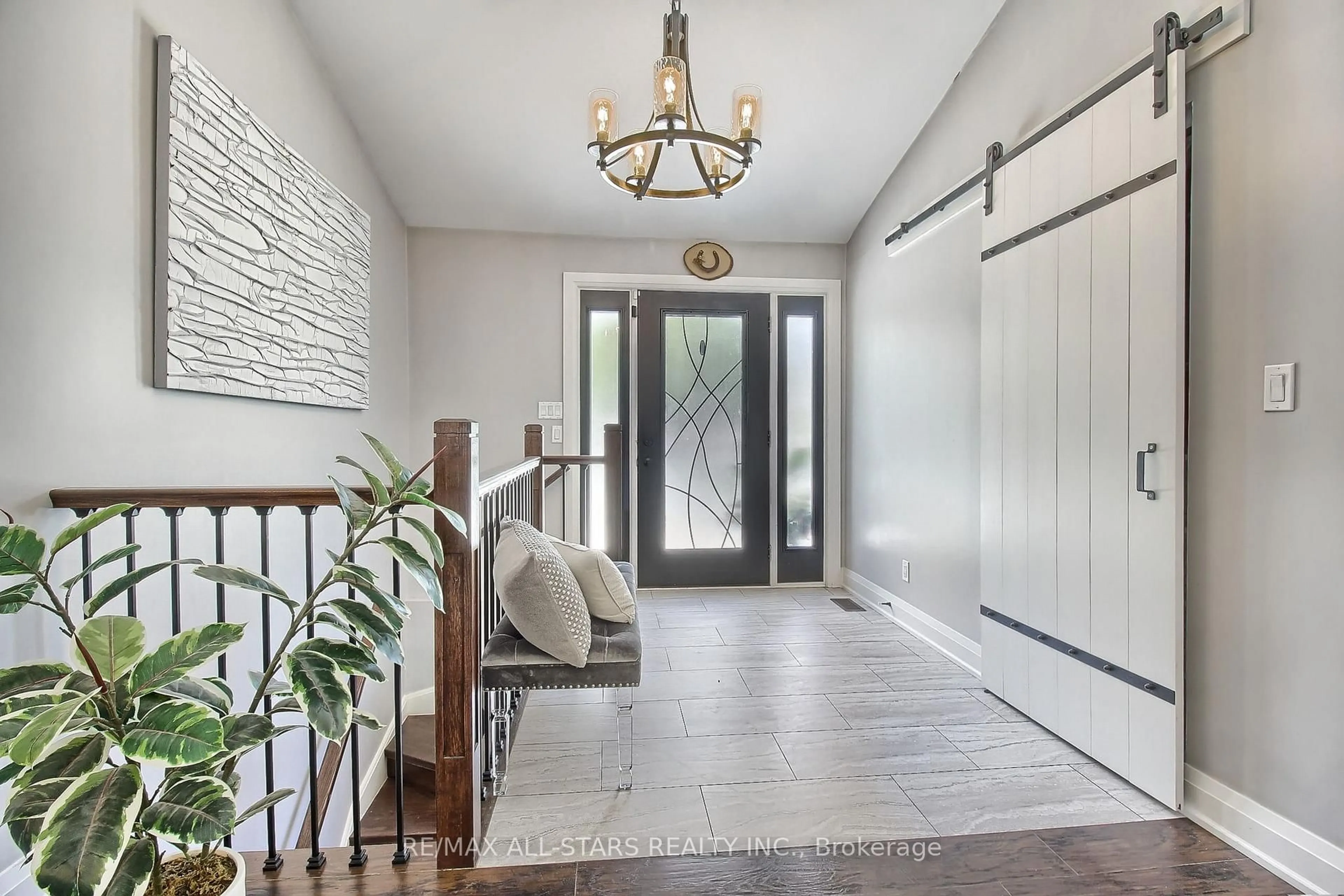 Indoor entryway for 215 Uxbridge Pickering Townline, Pickering Ontario L1Y 0A4