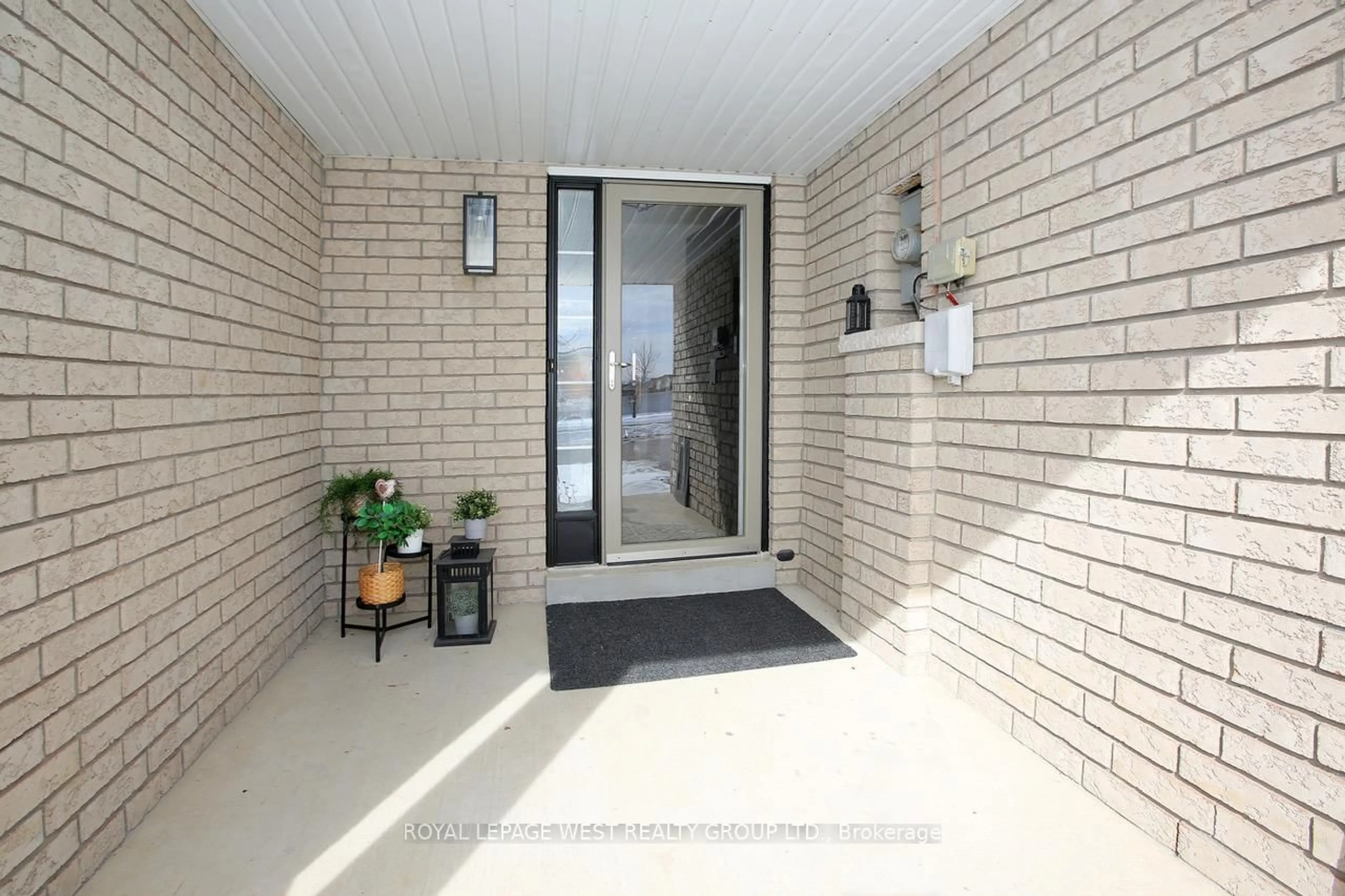 Indoor entryway for 104 Kirkland Pl, Whitby Ontario L1P 1W9
