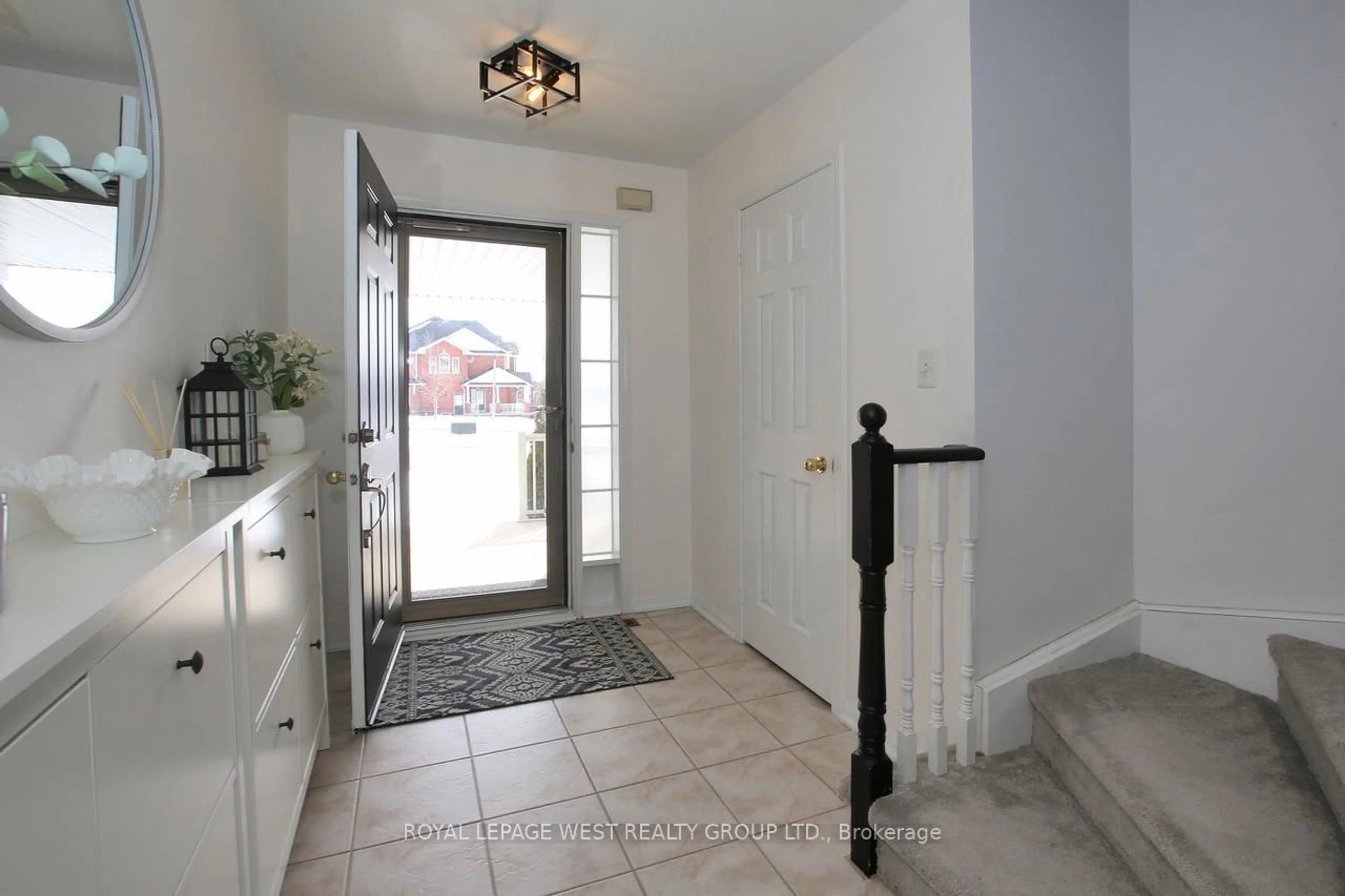 Indoor entryway for 104 Kirkland Pl, Whitby Ontario L1P 1W9