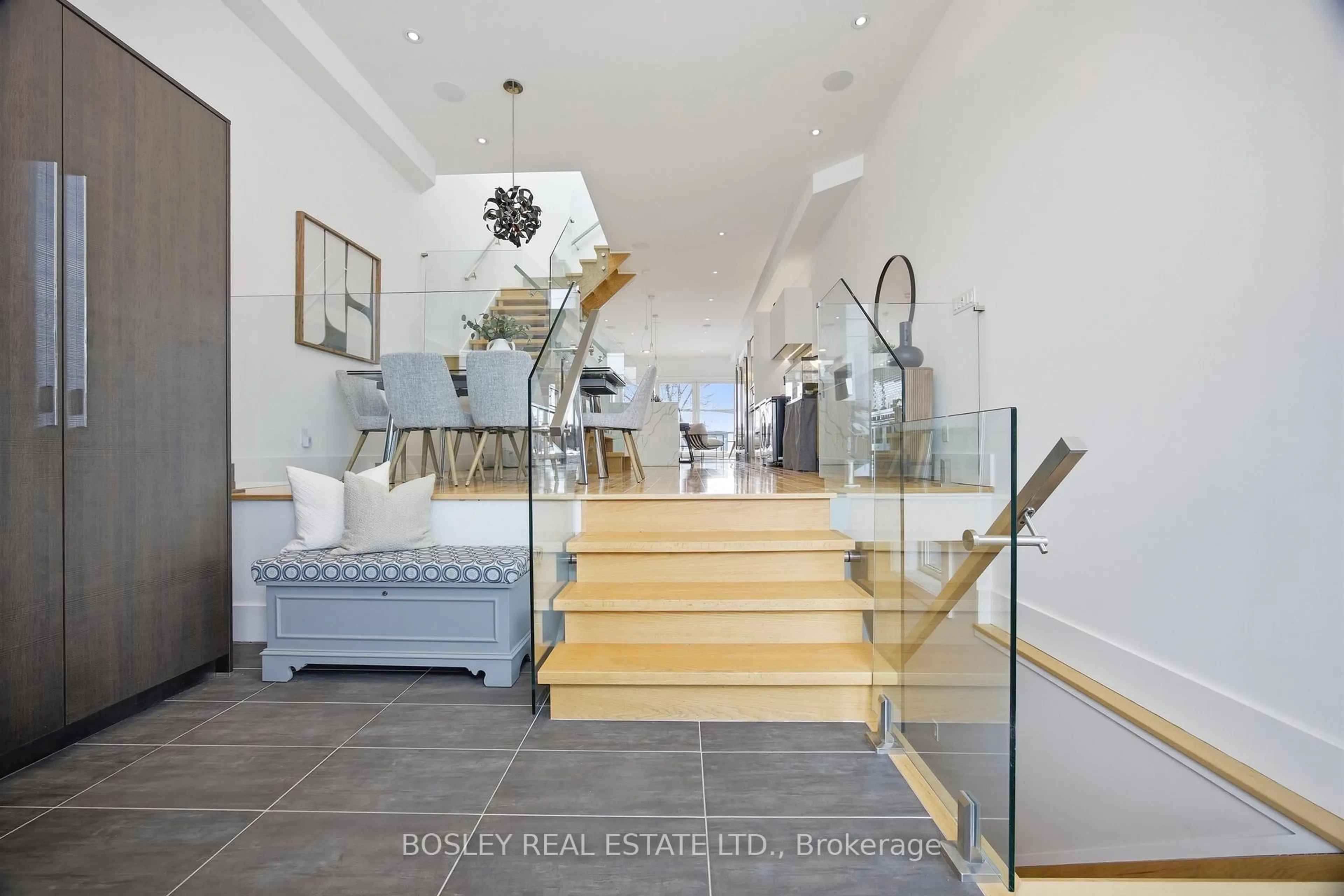 Indoor foyer for 132 Aylesworth Ave, Toronto Ontario M1N 2J6