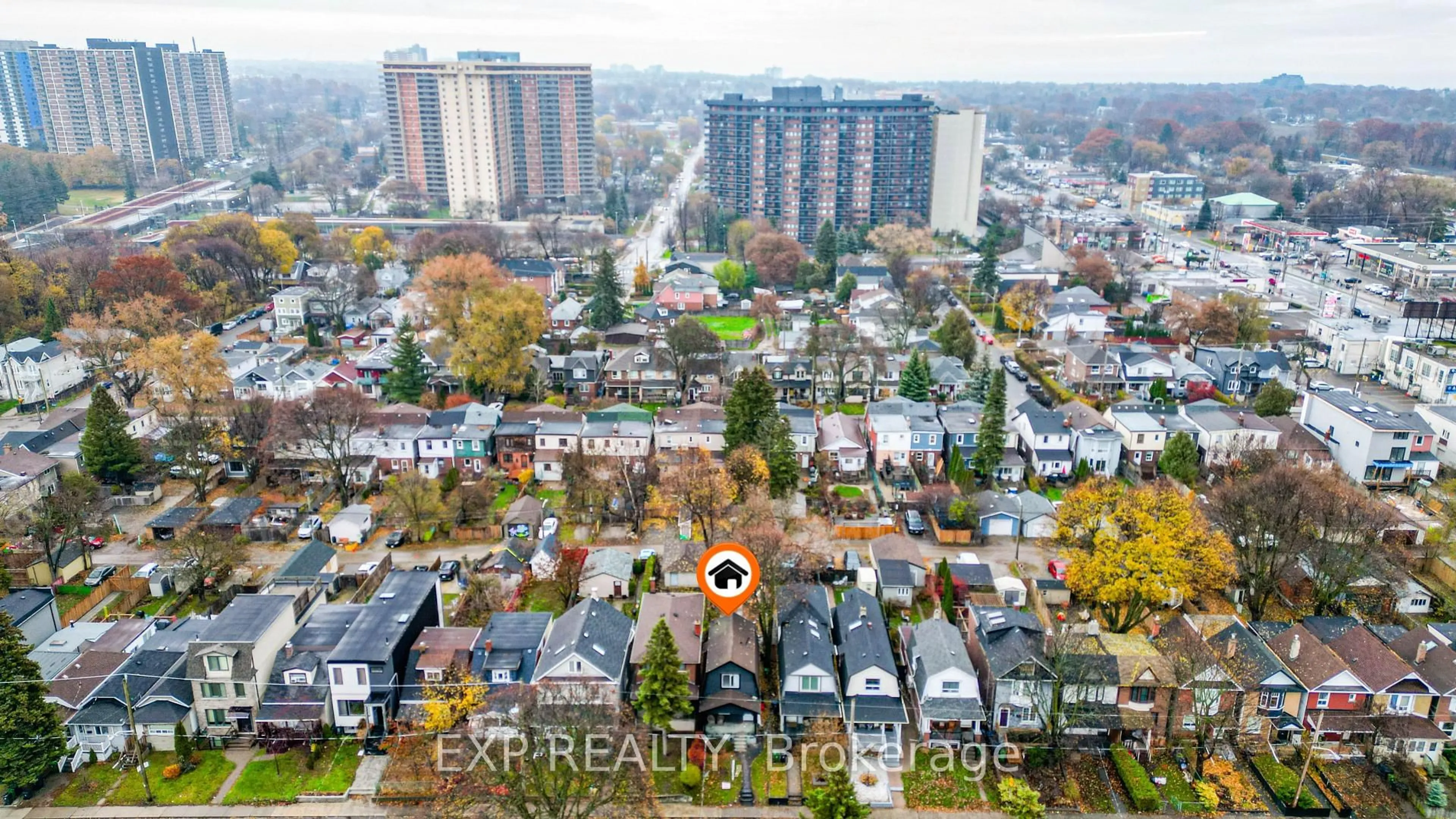 A pic from outside/outdoor area/front of a property/back of a property/a pic from drone, city buildings view from balcony for 47 Eldon Ave, Toronto Ontario M4C 5G2