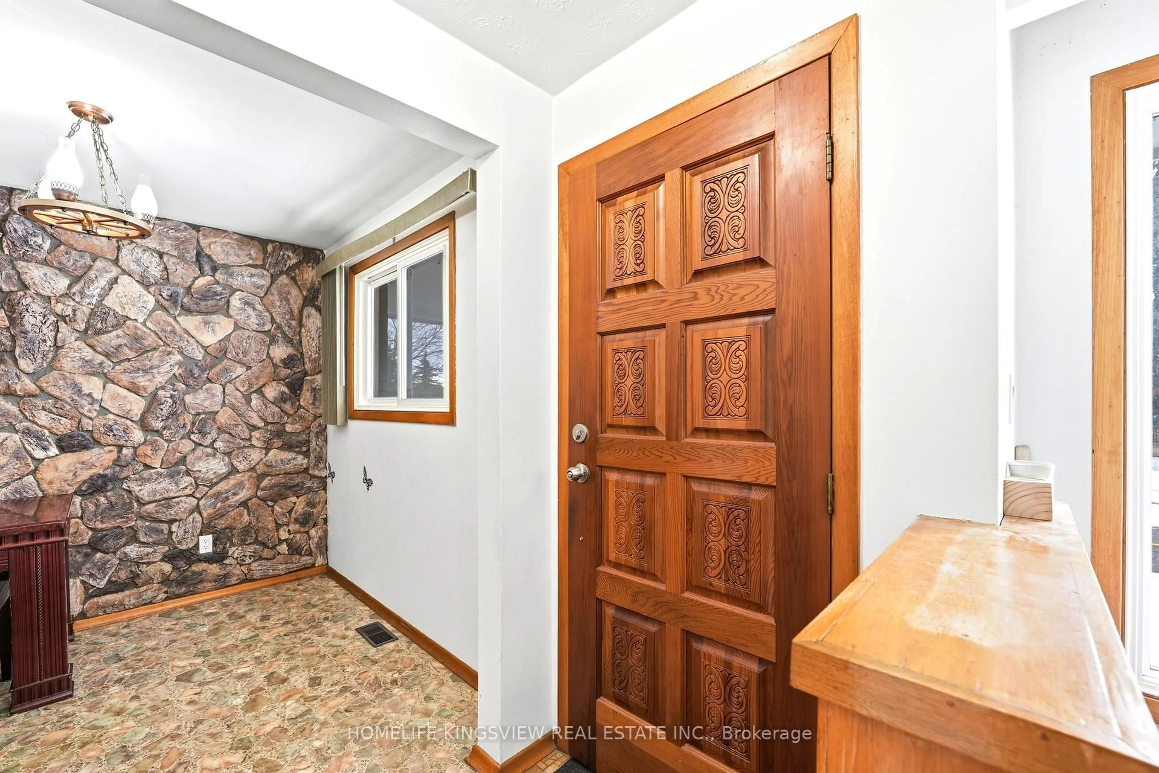 Indoor entryway for 656 Athol St, Oshawa Ontario L1H 1M3