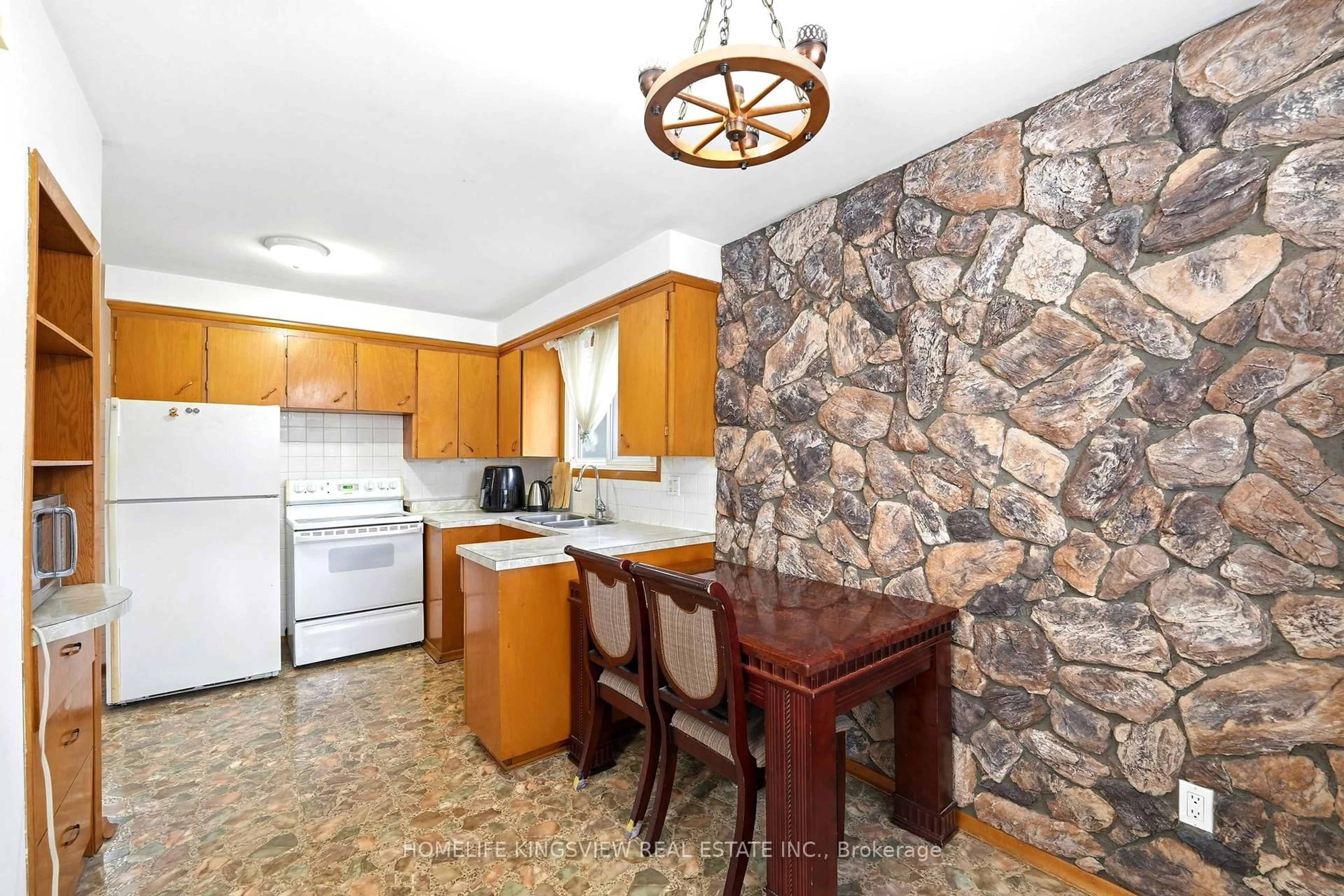 Standard kitchen, ceramic/tile floor for 656 Athol St, Oshawa Ontario L1H 1M3