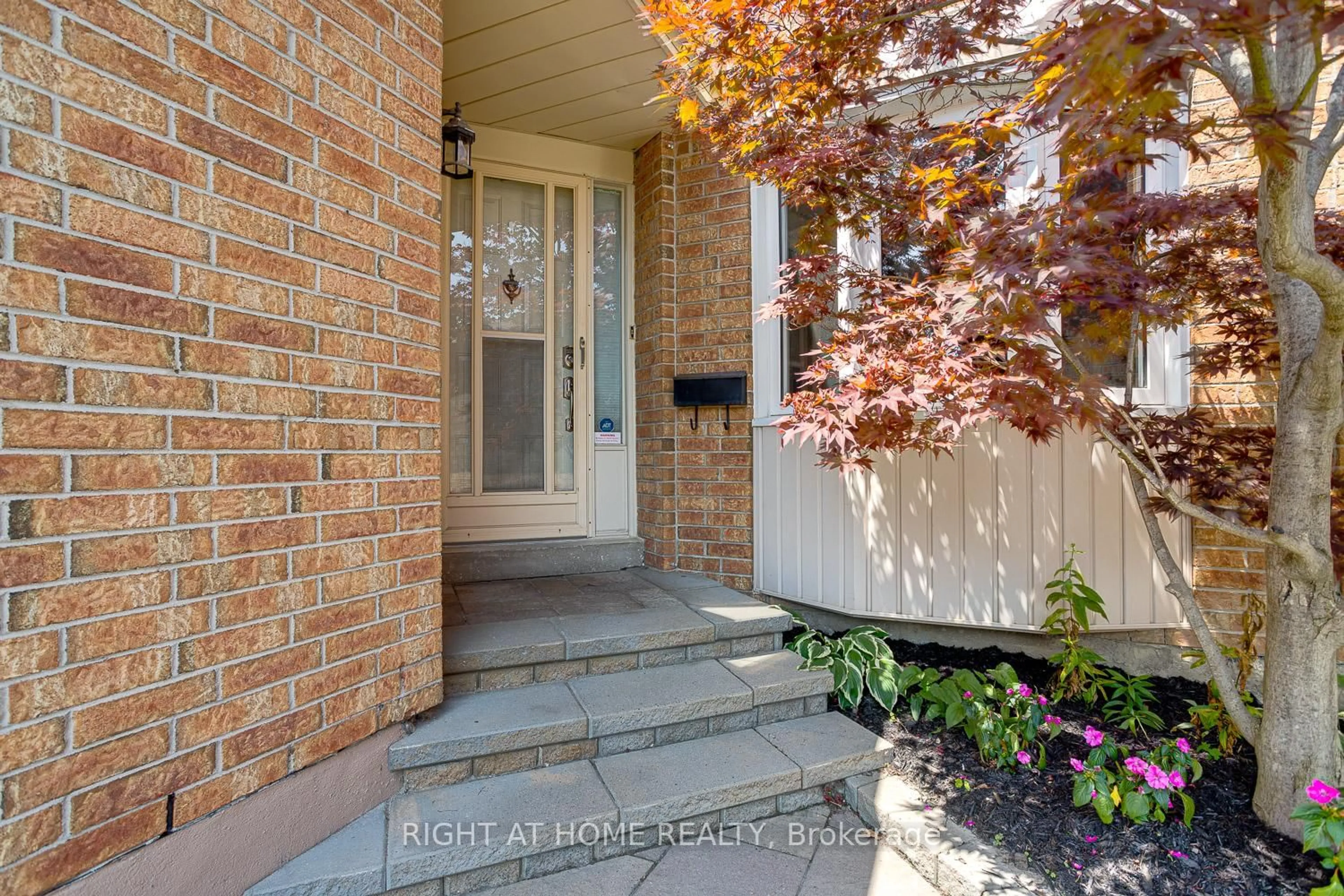 Indoor entryway for 606 Chiron Cres, Pickering Ontario L1V 4T5