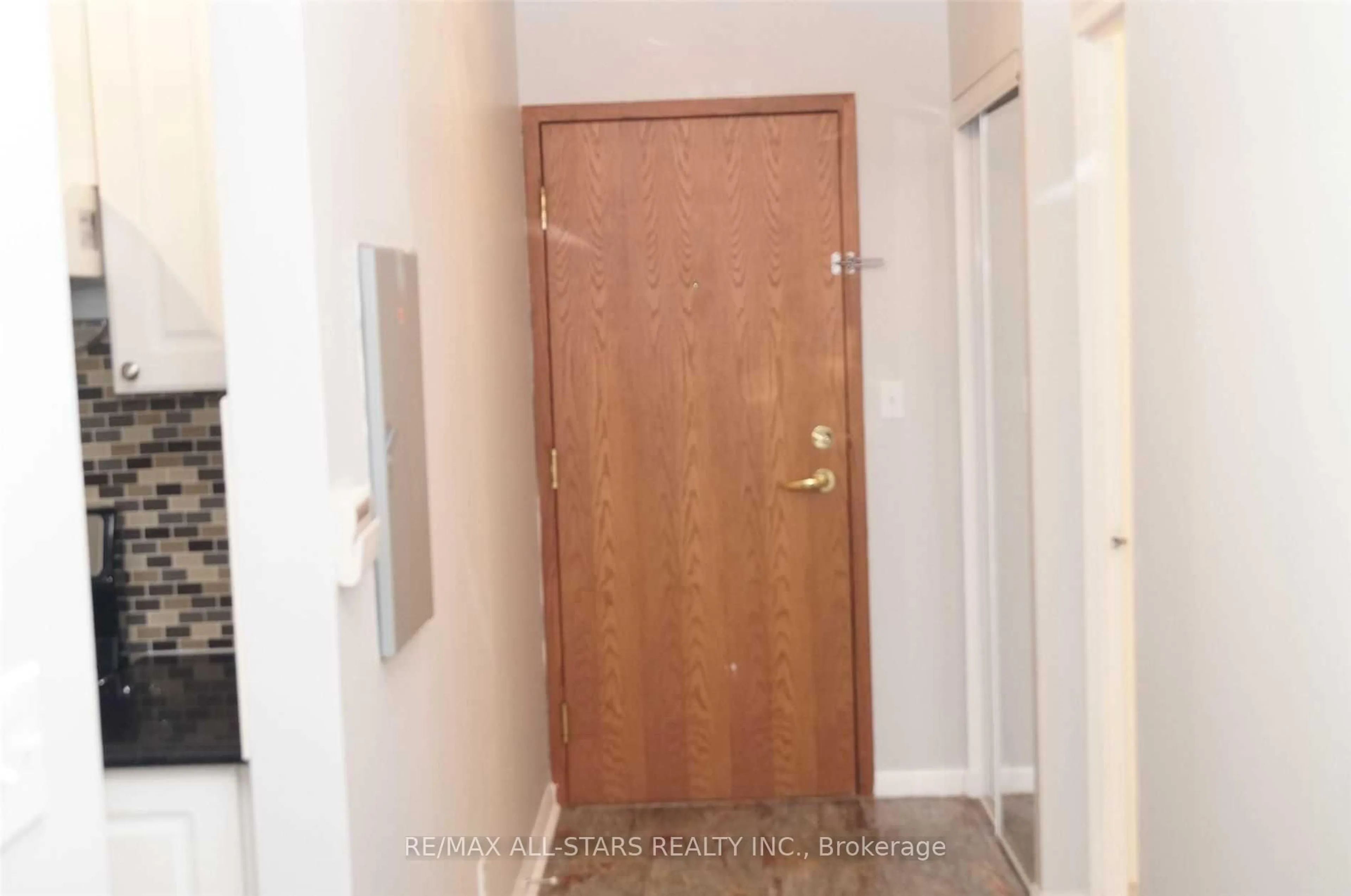 Indoor entryway for 1 Lee Centre Dr #2315, Toronto Ontario M1H 3J2